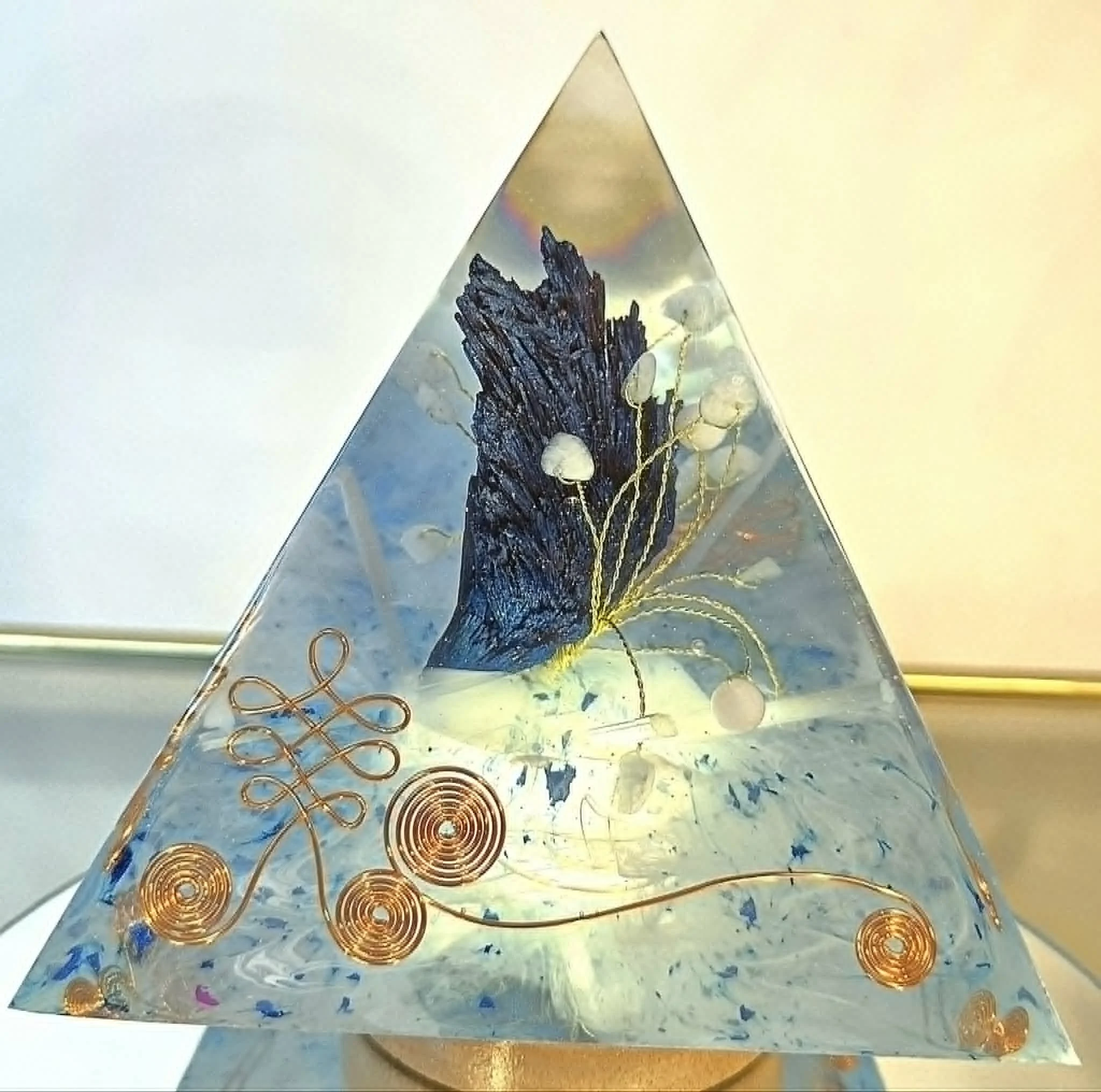 Pyramide Orgonite Cyanite, Aigue Marine, Sélénite et Quartz 3.jpg