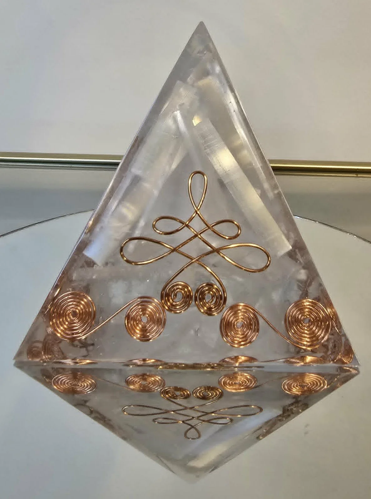 Pyramide Orgonite Sélénite 2.jpg