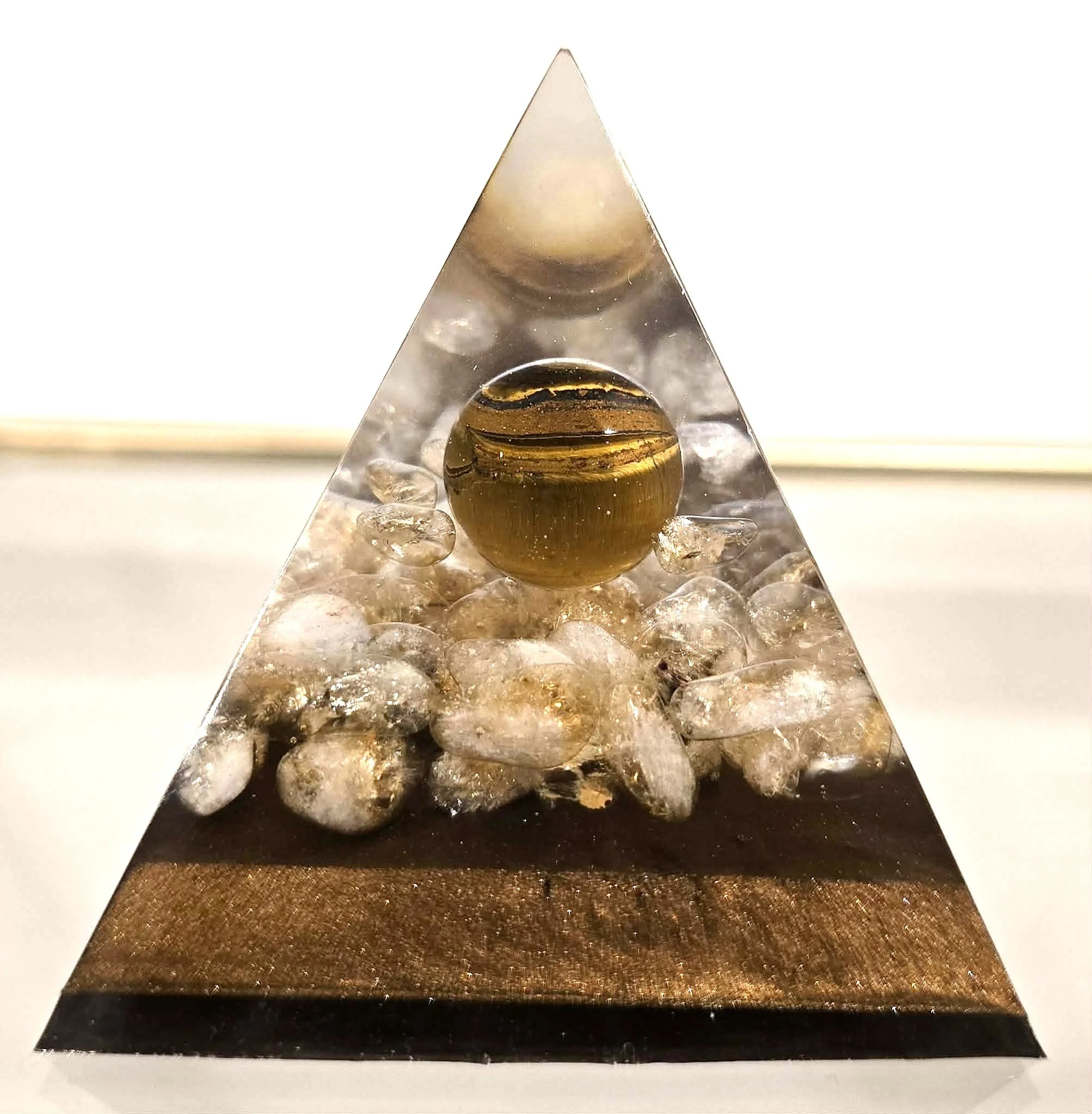 Pyramide Orgonite "Prospérité et Protection" – Sphère Œil de Tigre sur Citrine