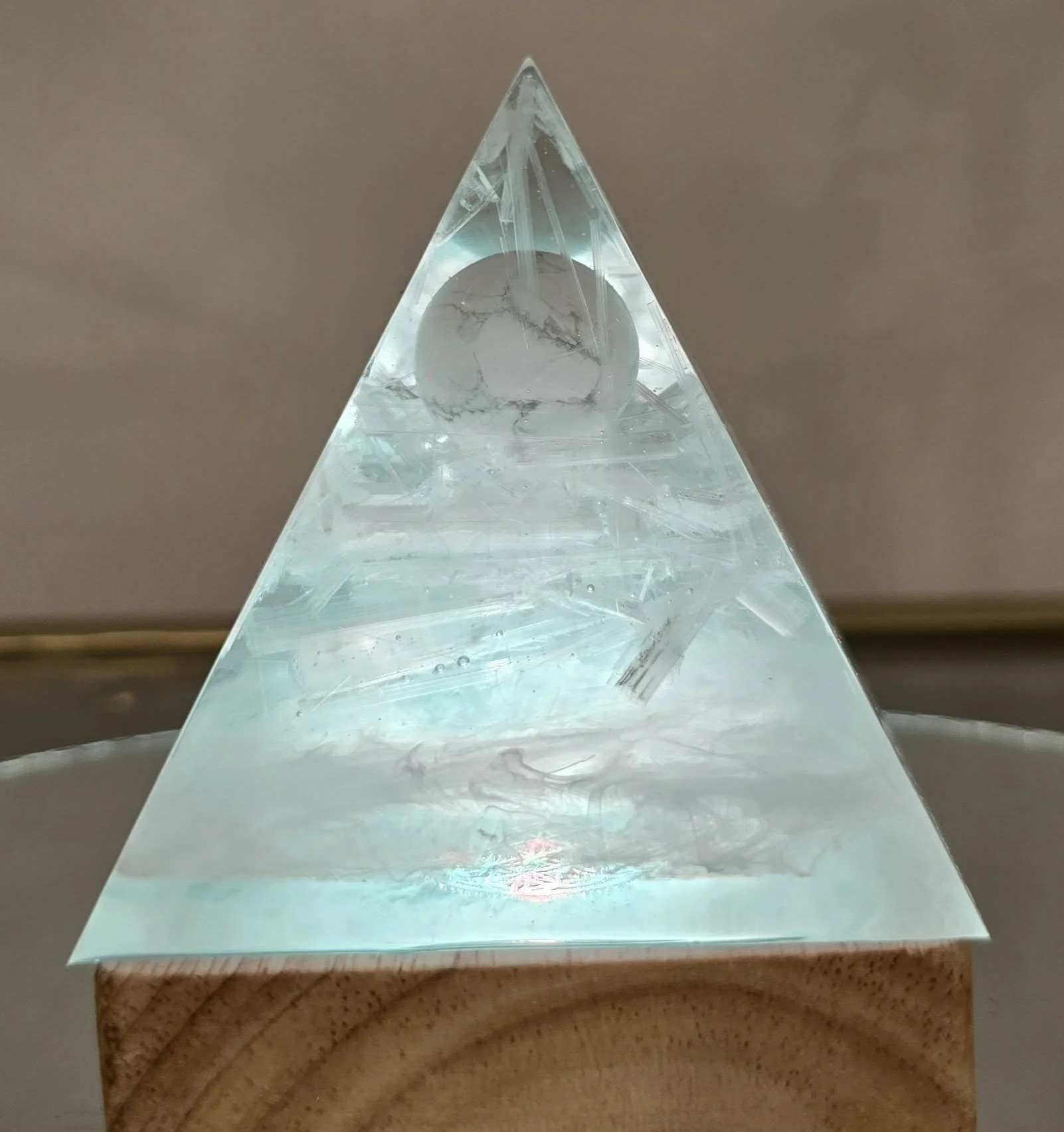 Pyramide-Orgonite-Howlite-et-Selenite-Illuminee-2-Creation-COCO-Fazette.jpg