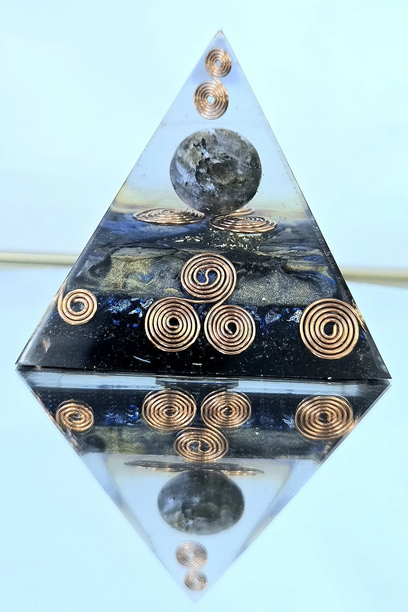 PYRAMIDE-ORGONITE-BOULE-LABRADORITE-ET-FIL-DE-CUIVRE-CREATION-COCO-FAZETTE.jpg