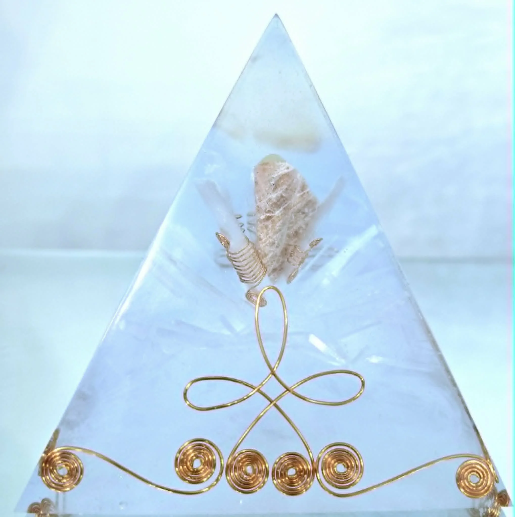 Pyramide Orgonite Pierre de soleil et selenite création COCO Fazette.jpg