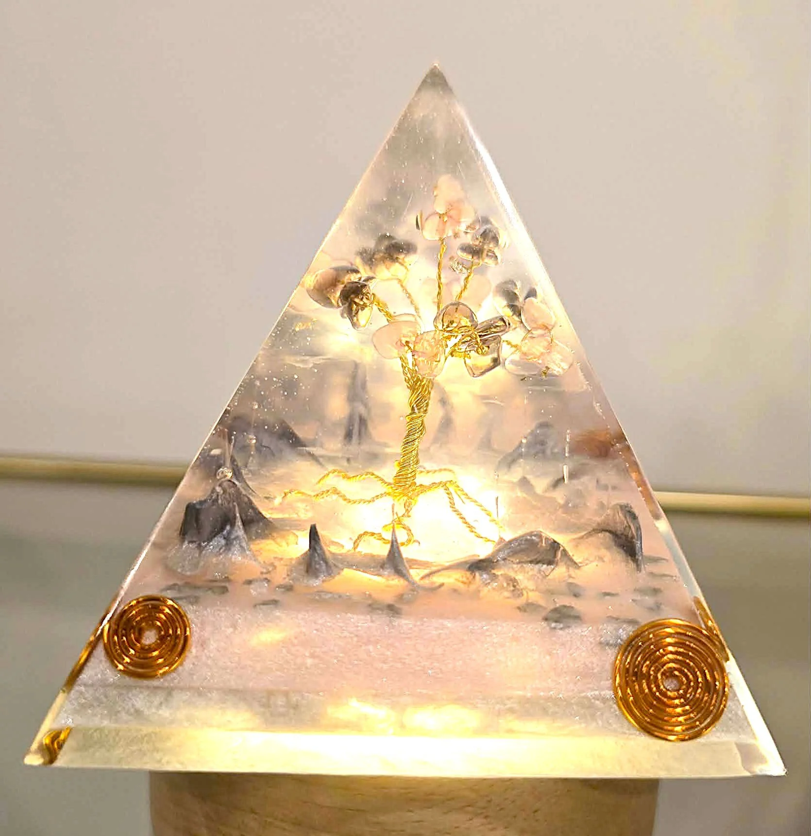 PYRAMIDE-ORGONITE-ARBRE-DE-VIE-QUARTZ-FUME-ET-QUARTZ-ROSE-ILLUMINEE-CREATION-COCO-FAZETTE.jpg