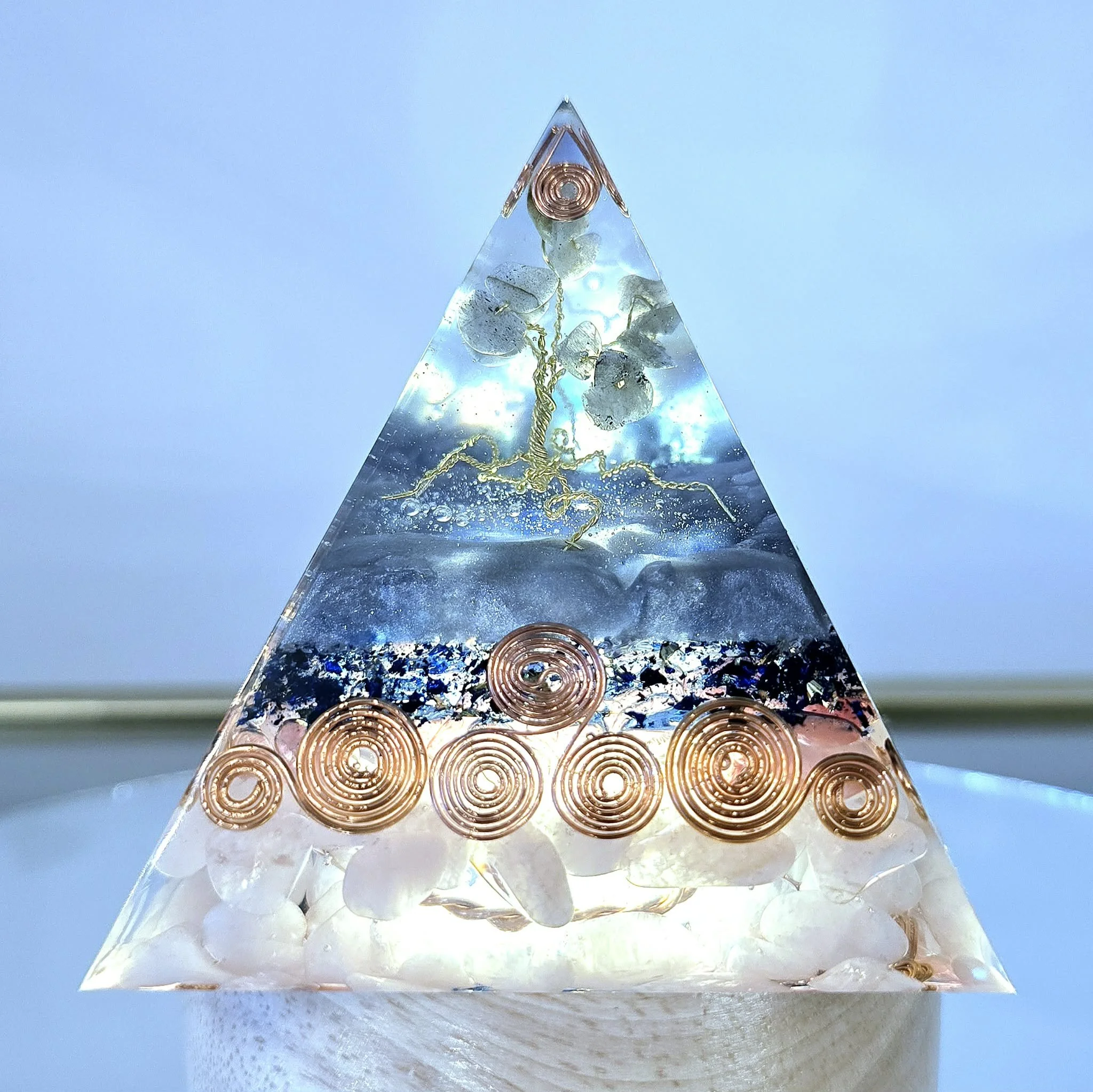 PYRAMIDE-ORGONITE-ARBRE-DE-VIE-LABRADOTITE-ET-QUARTZ-ROSE-SUR-BASE-LUMINEUSE-CREATION-COCO-FAZETTE.jpg
