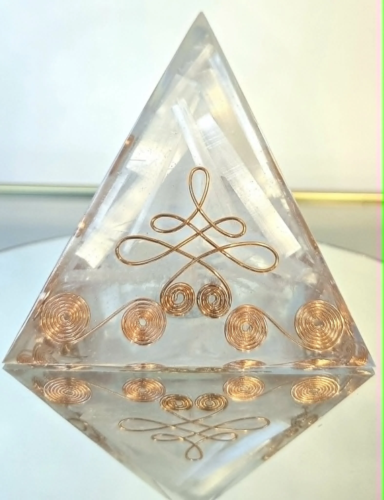 Pyramide Orgonite Sélénite 5.jpg