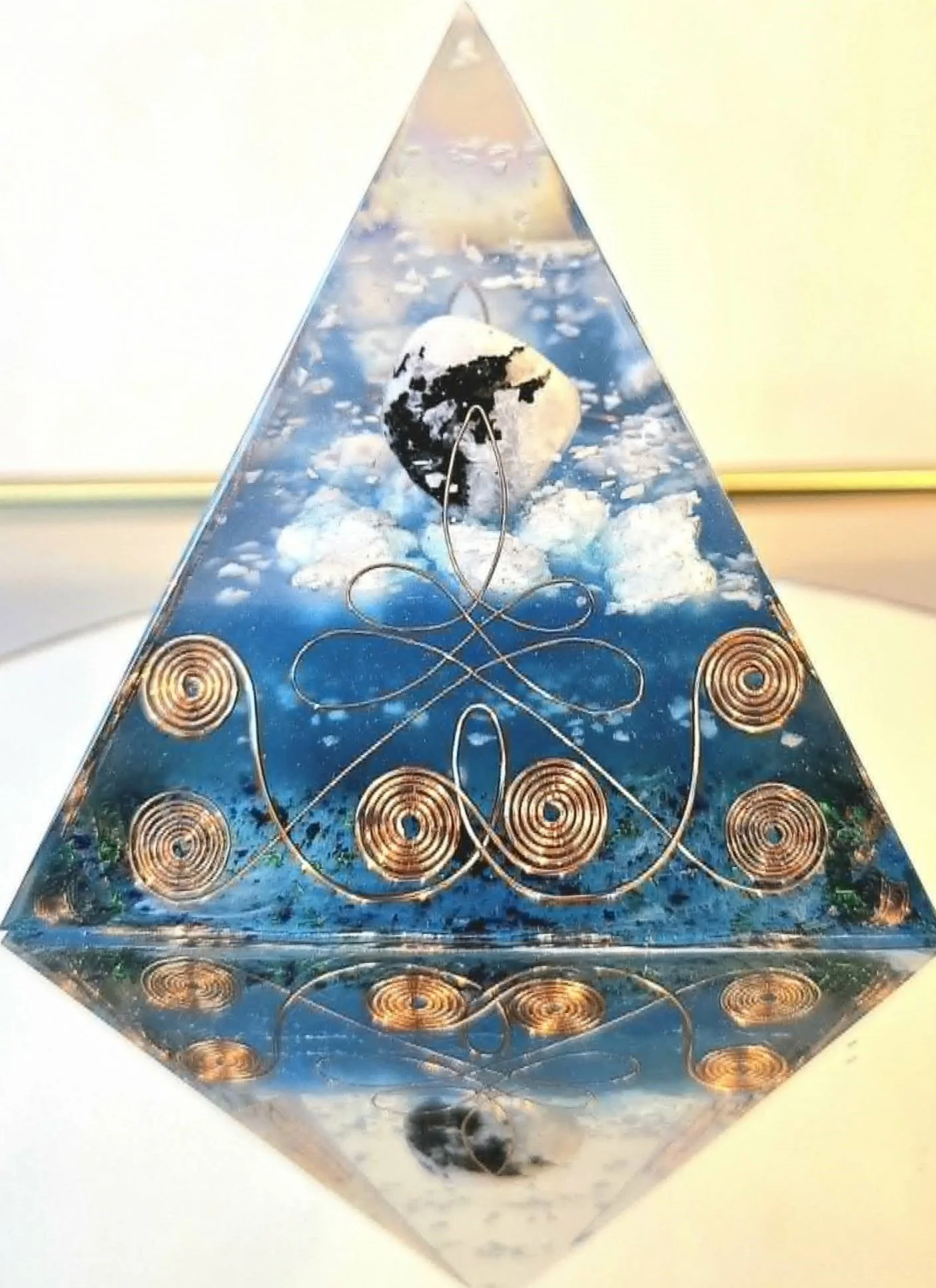 Pyramide Orgonite Pierre de lune 3.jpg