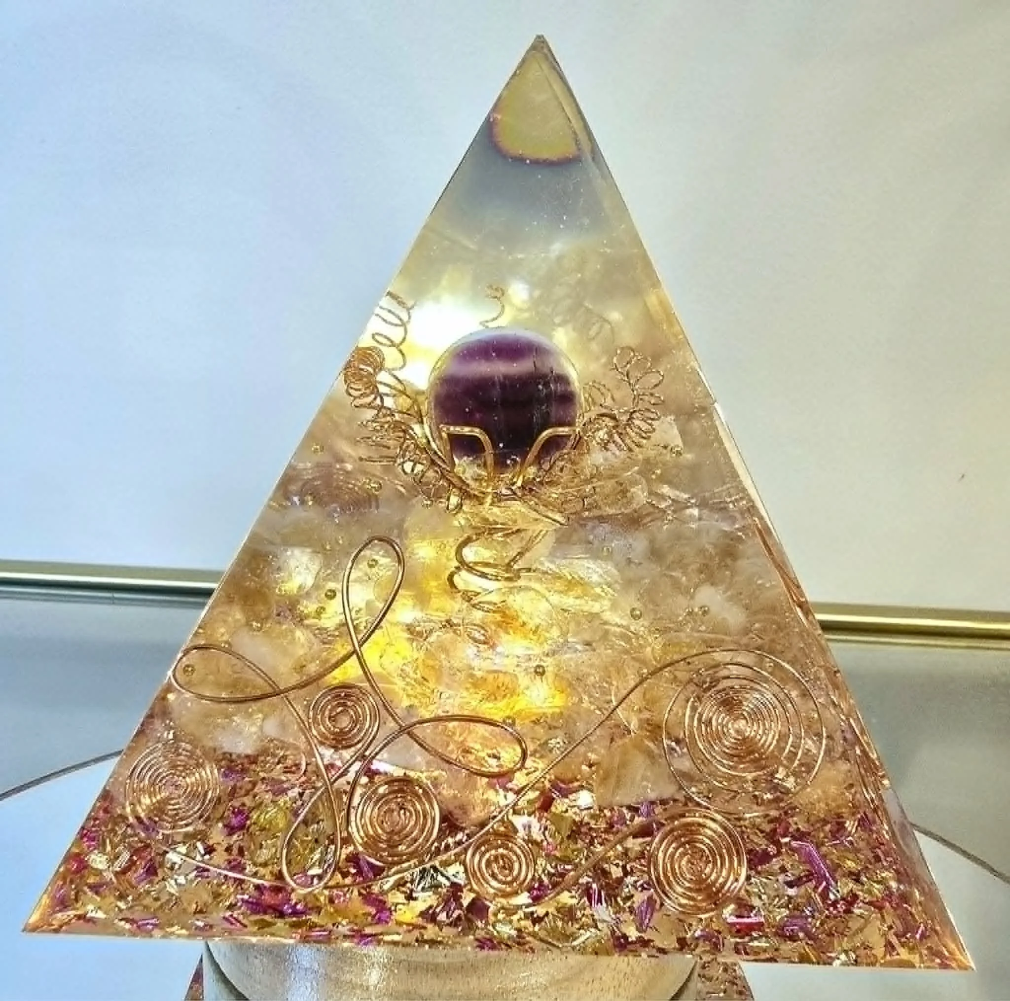 Pyramide Orgonite Améthyste et Citrine 2.jpg