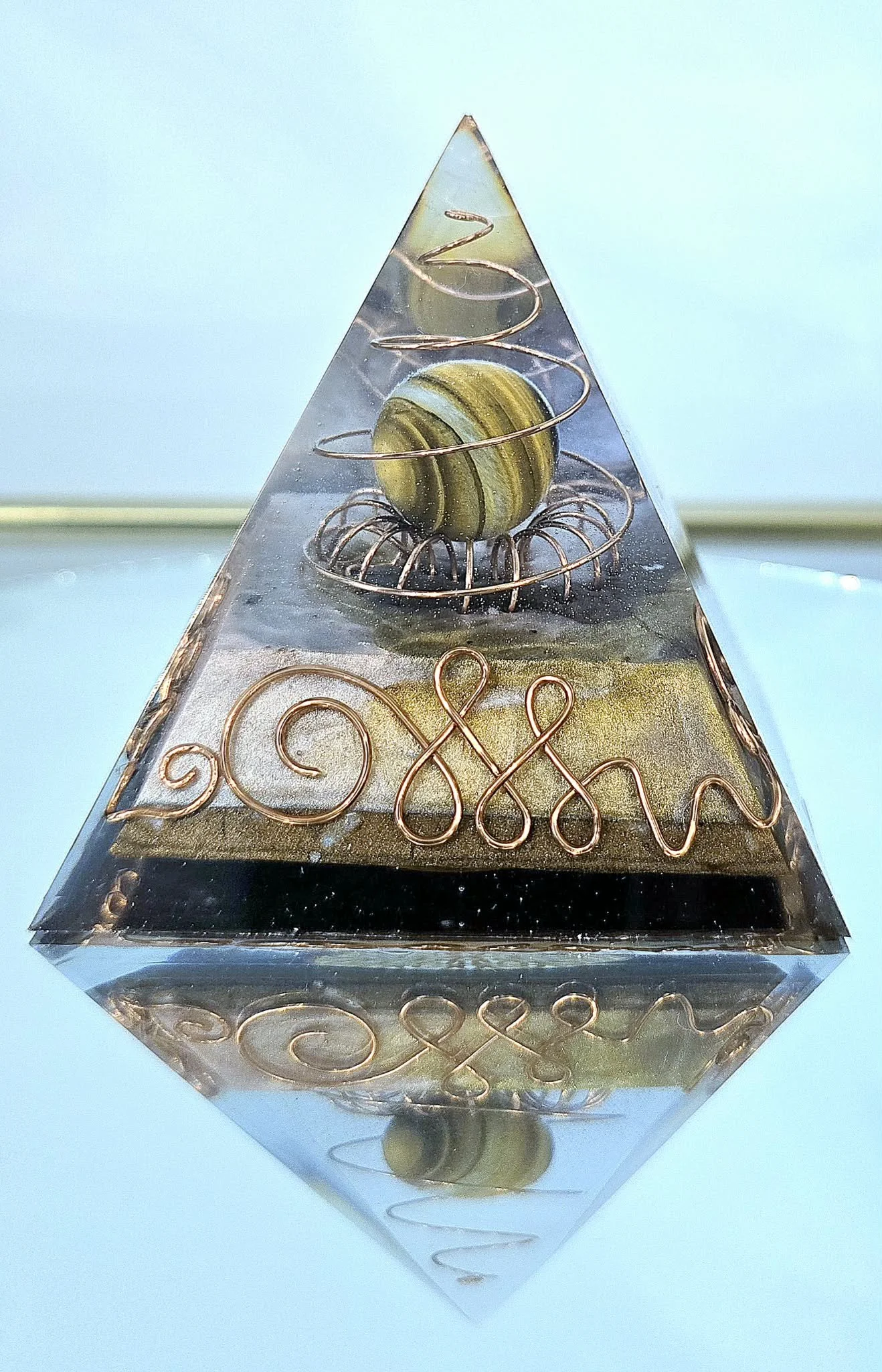 Pyramide Orgonite Œil de Tigre