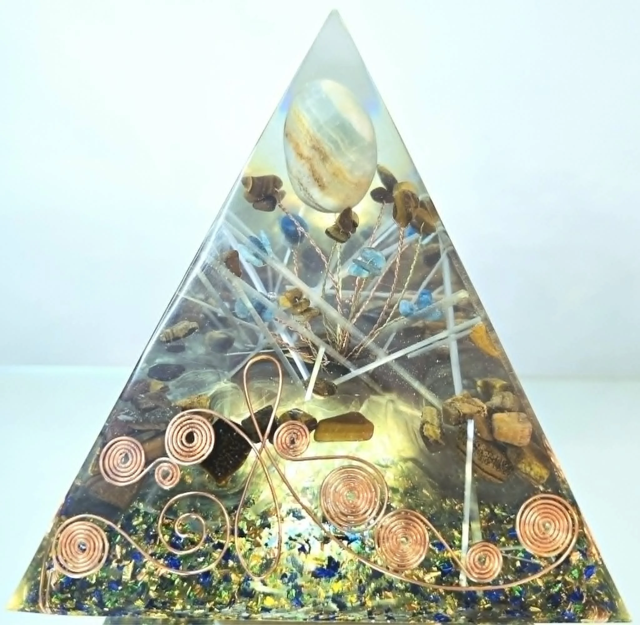 Pyramide onyx bleu, apatite et sélénite illuminé par COCO Fazette.jpg