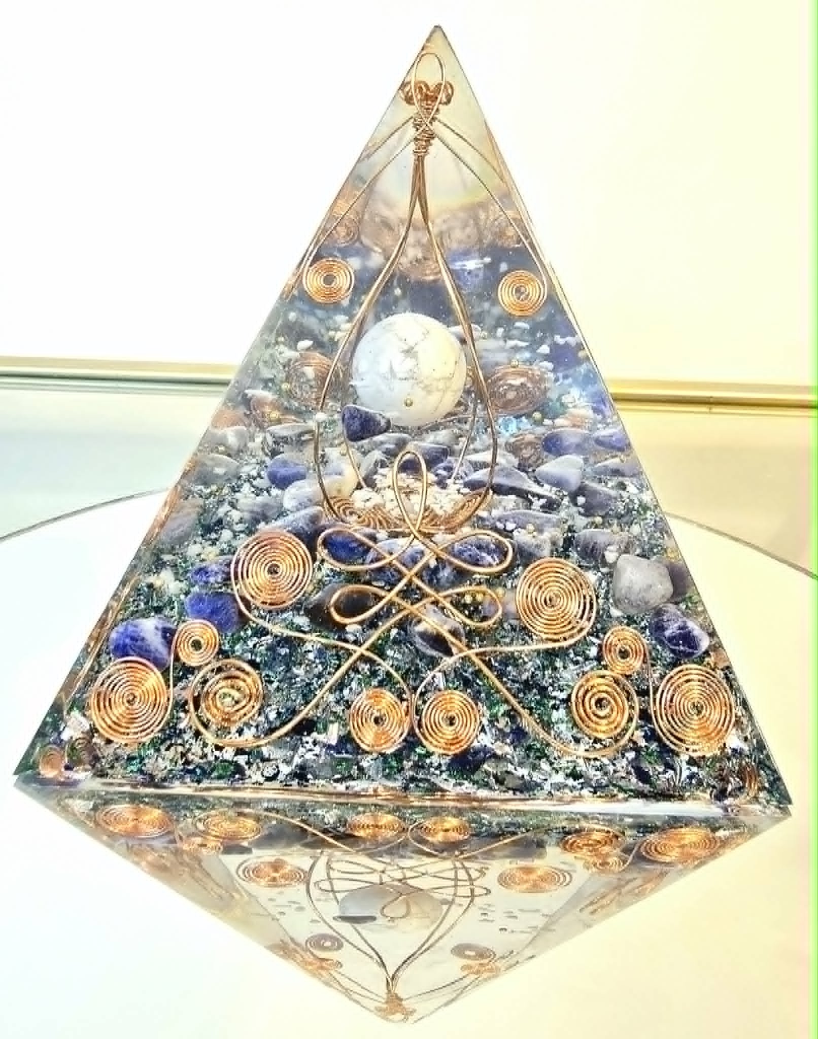 Pyramide Orgonite Howlite et Sodalite 1.jpg