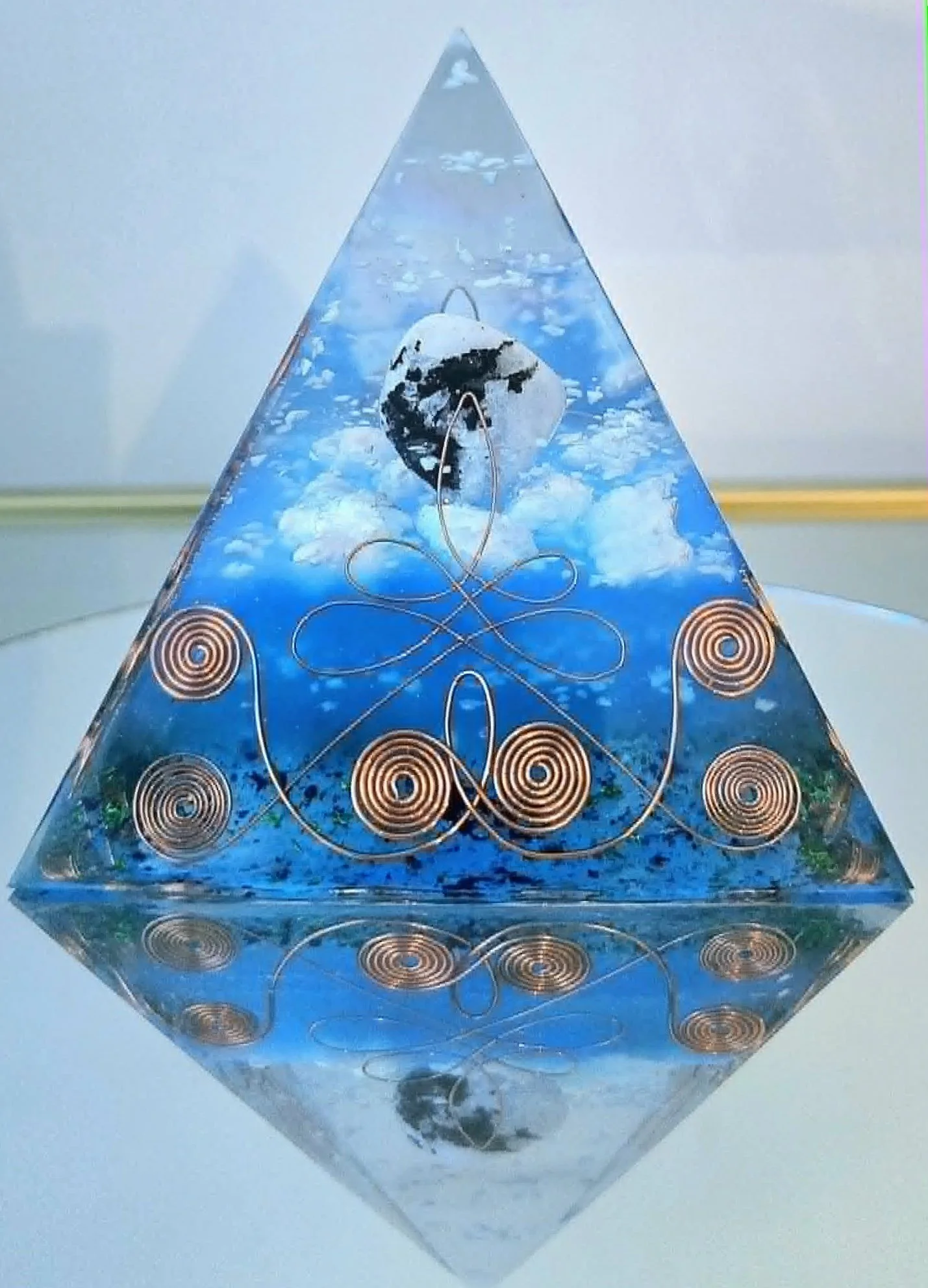 Pyramide Orgonite Pierre de lune 2.jpg