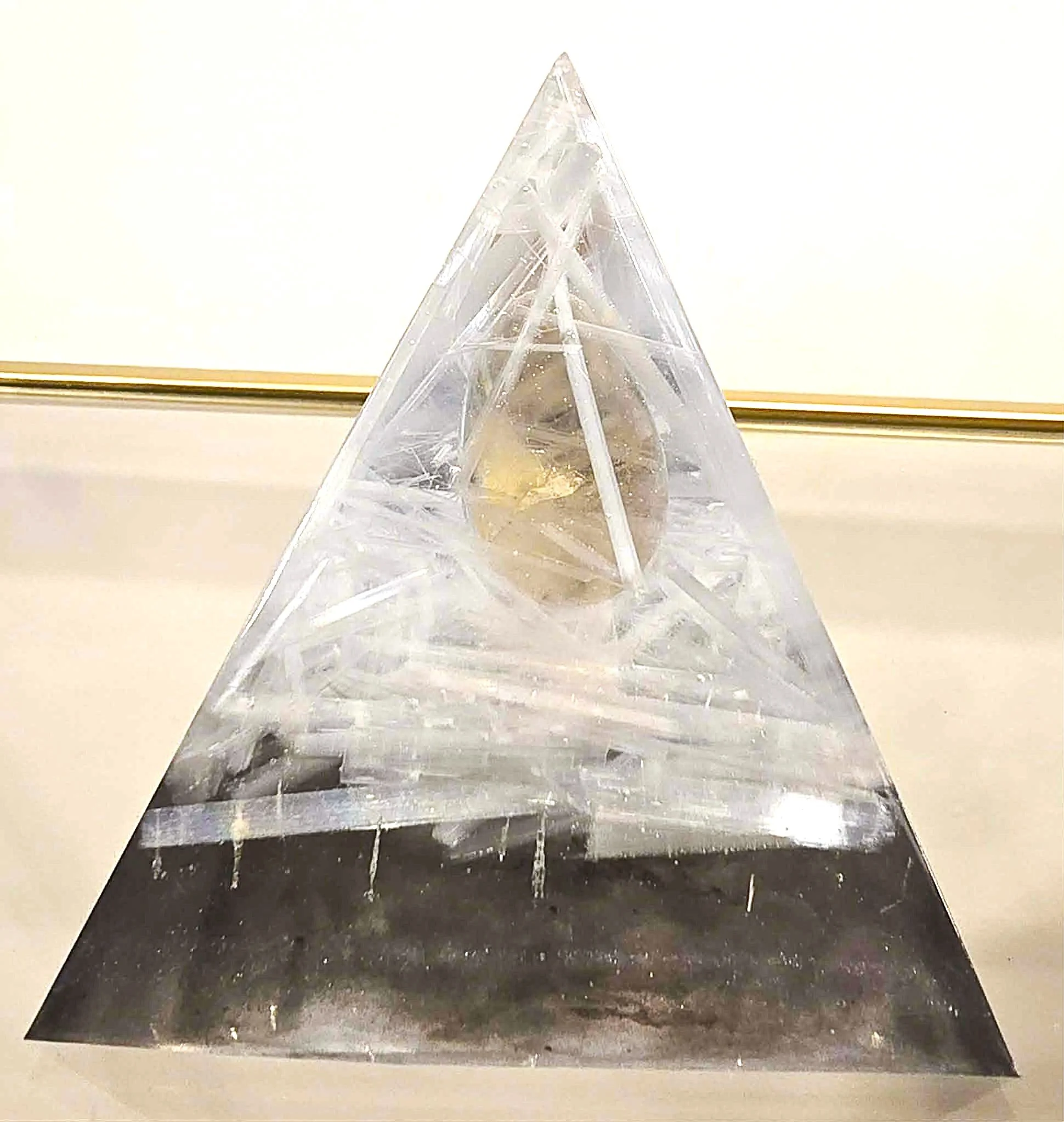 PYRAMIDE-ORGONITE-QUARTZ-FUME-ET-SELENITE-CREATION-COCO-FAZETTE.jpg