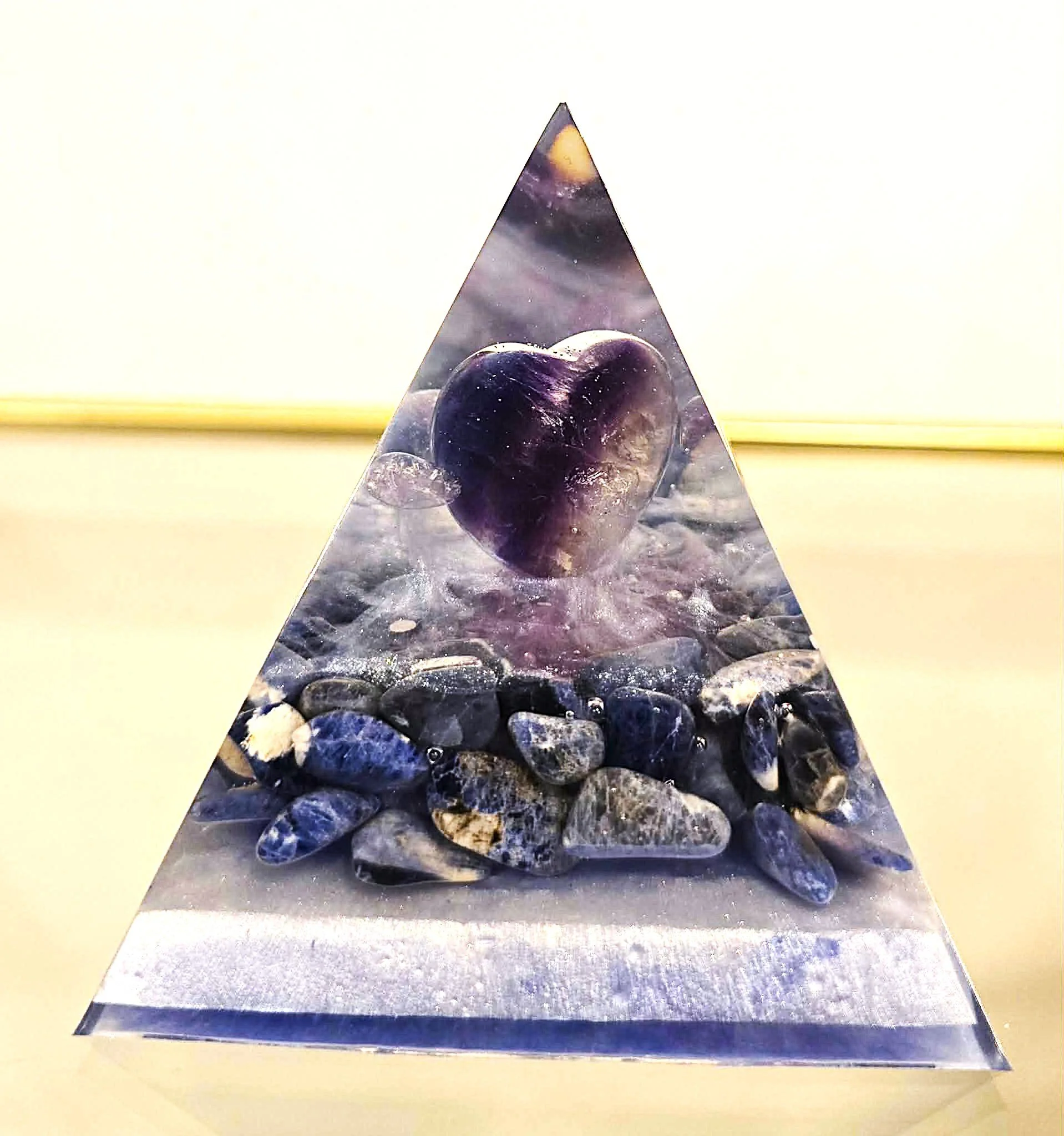 PYRAMIDE-ORGONITE-COEUR-DE-FLUORITE-SUR-LIT-DE-LAPIS-LAZULI-CREATION-COCO-FAZETTE.jpg