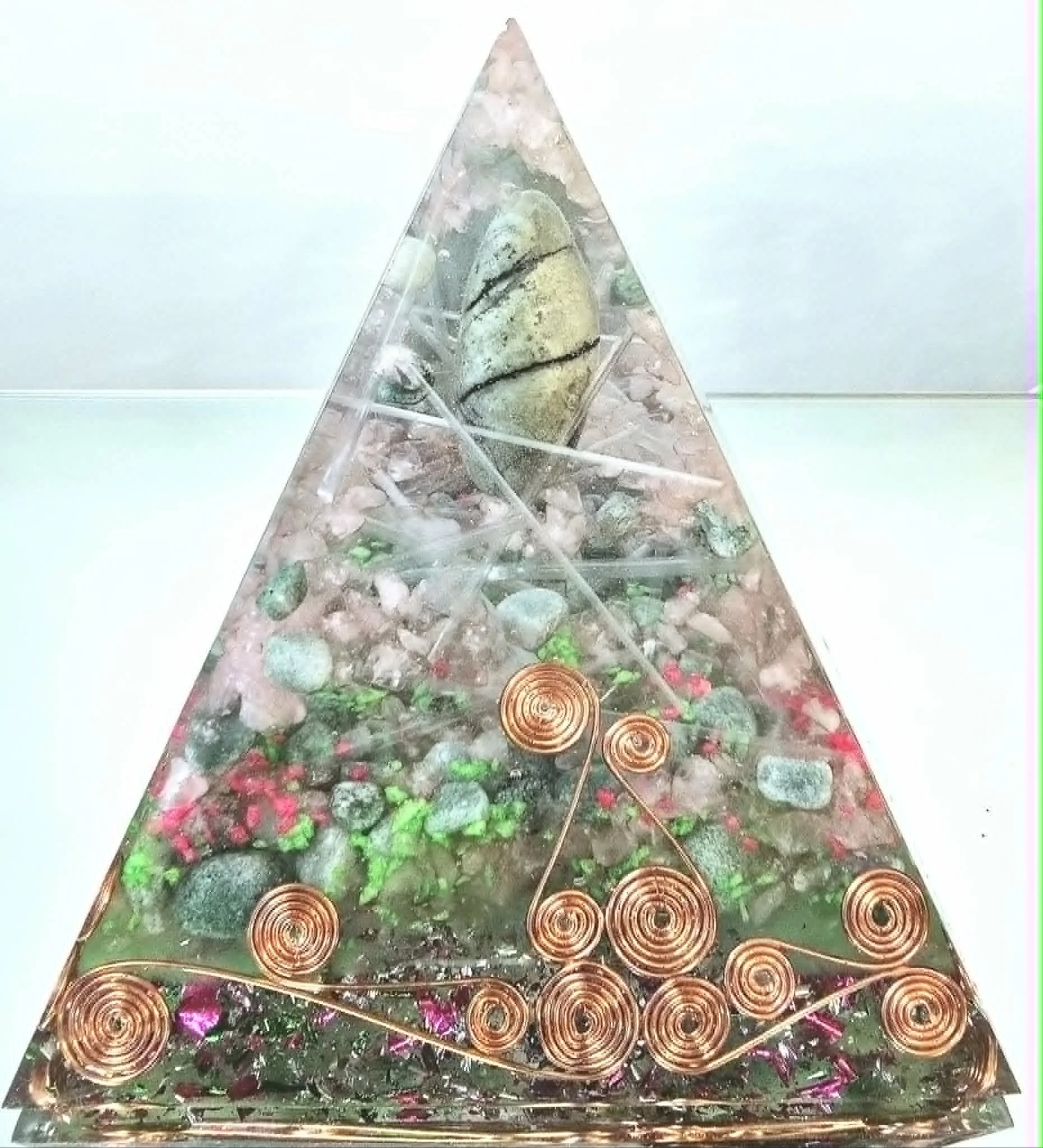 Pyramide emeraude, aventurine, quartz rose et sélénite par COCO Fazette.jpg