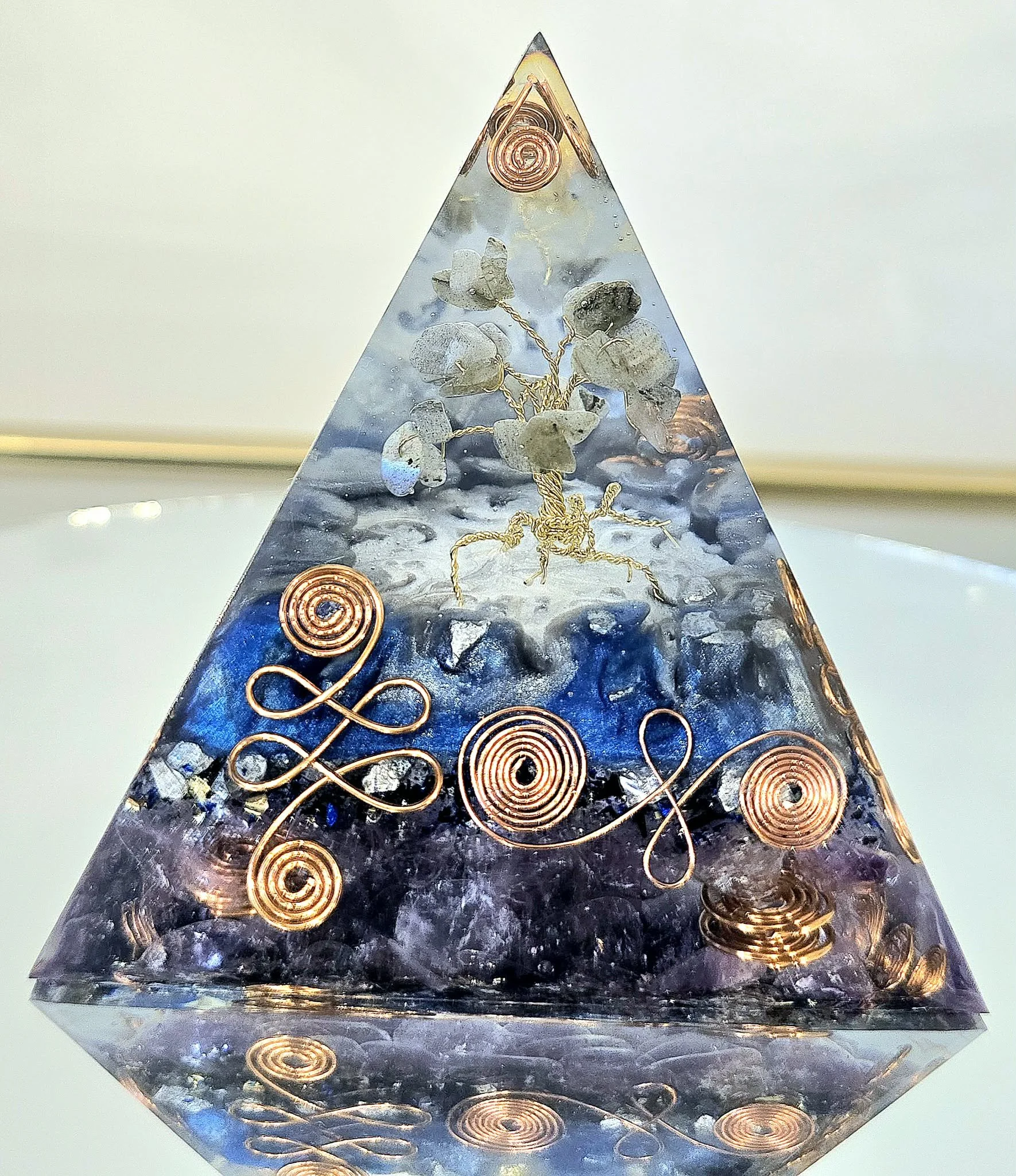 PYRAMIDE-ORGONITE-ARBRE-DE-VIE-EN-LABRADORITE-ET-AMETHYSTE-CREATION-COCO-FAZETTE.jpg
