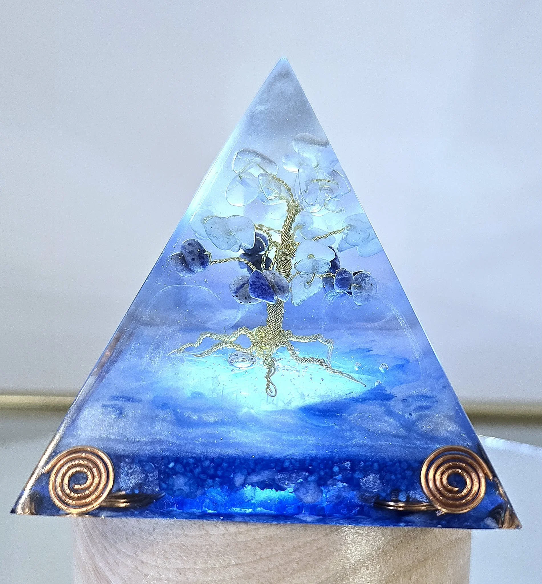 PYRAMIDE-ORGONITE-ARBRE-DE-VIE-LAPIS-LAZULI-ET-AIGUE-MARINE-ILLUMINEE-CREATION-COCO-FAZETTE.jpg