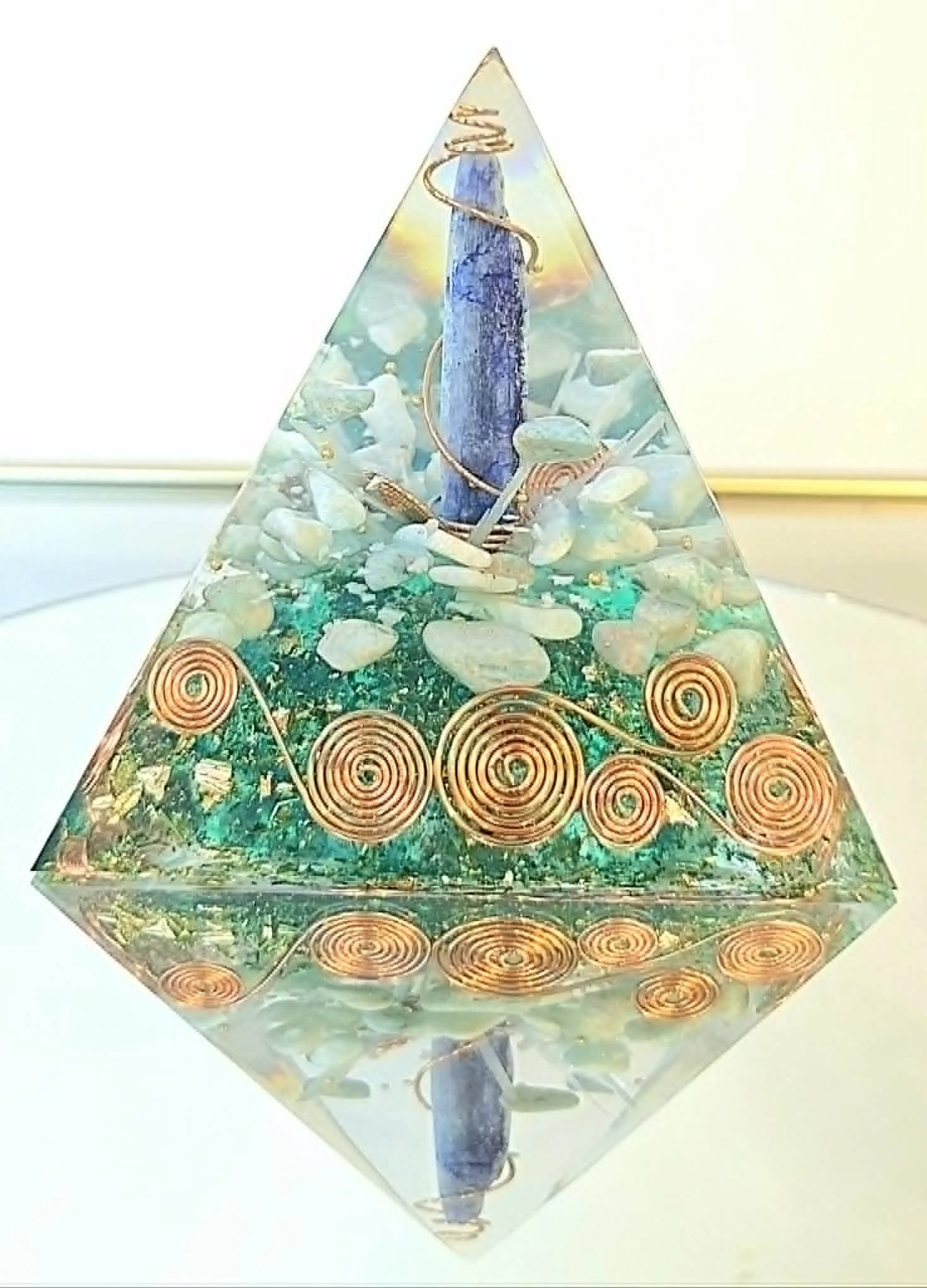 Pyramide Orgonite Aigue marine, Amazonite et Sélénite 7.jpg