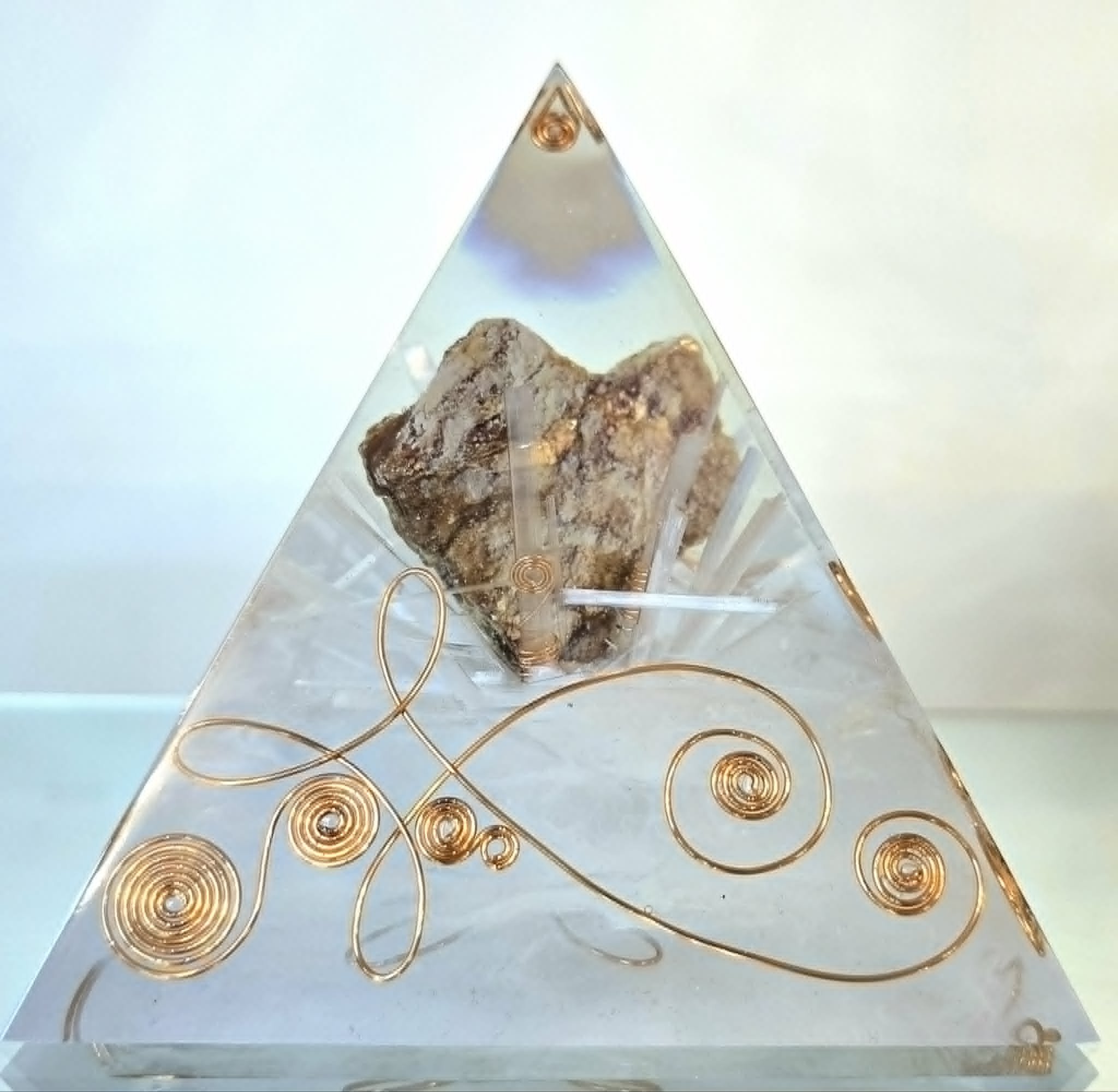 Pyramide Orgonite Sérénité Céleste - Mica et Sélénite - Création COCO Fazette.jpg