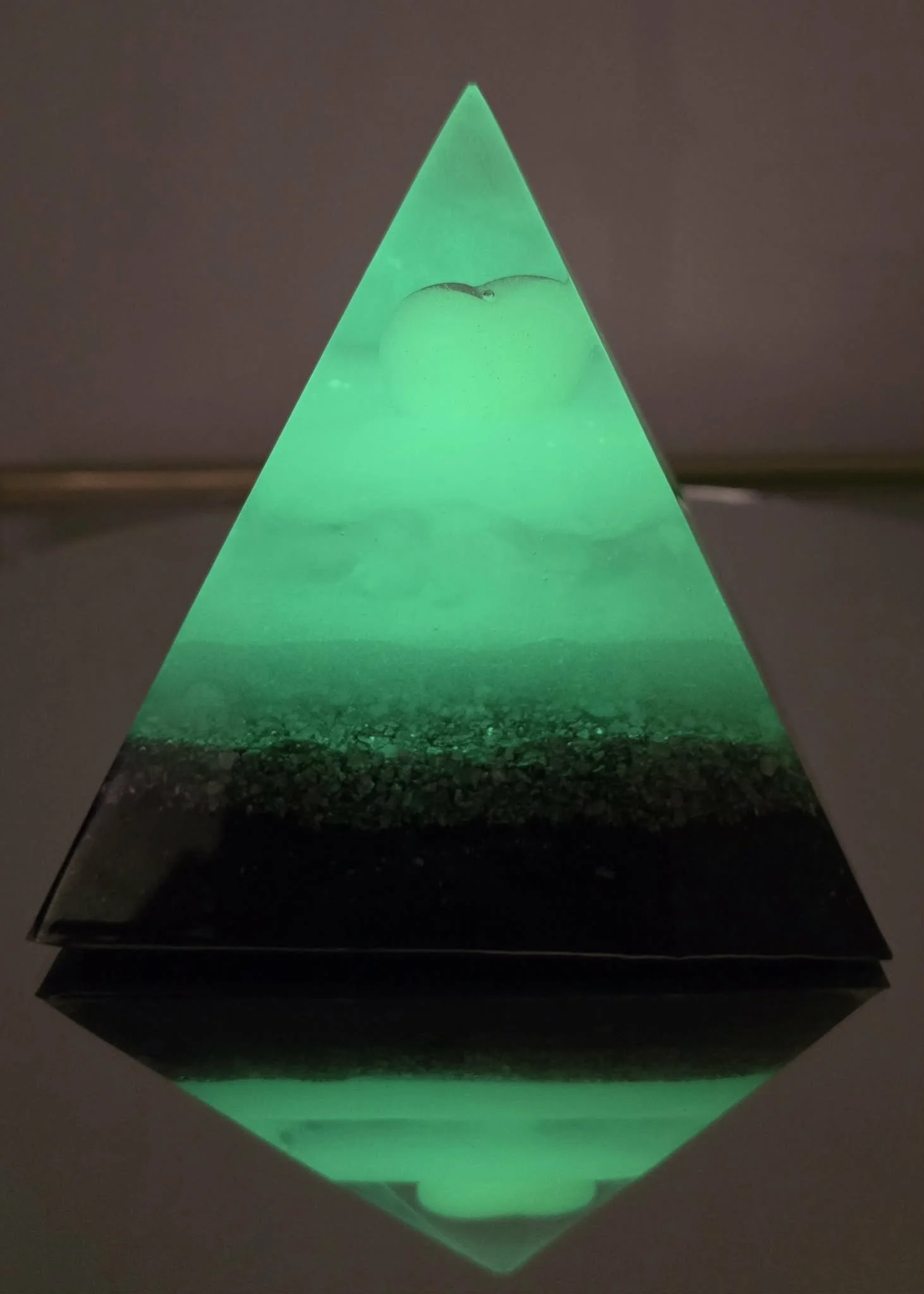 Pyramide-Orgonite-Coeur-Phosphorescente-Blanc-dans-le-Noir-Creation-COCO-Fazette.jpg