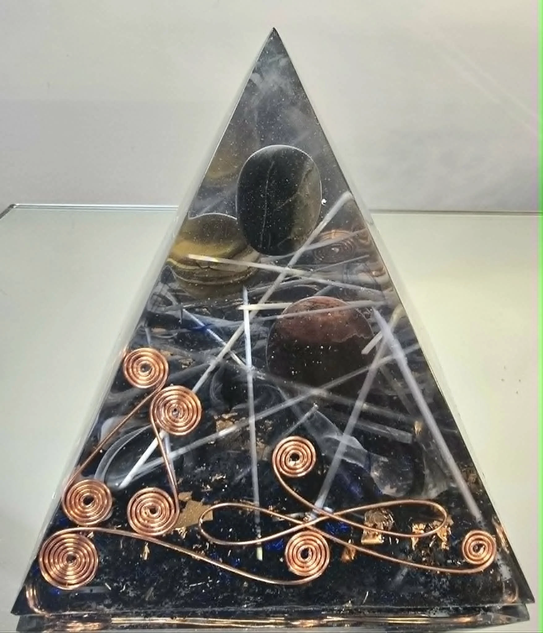 Pyramide-Orgonite-Tiger-Eye-Creation-Coco-Fazette.jpg