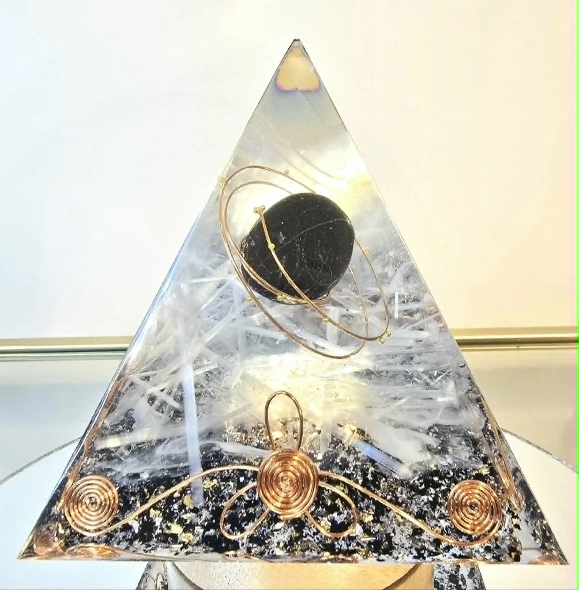 Pyramide Orgonite Tourmaline et Sélénite 3.jpg