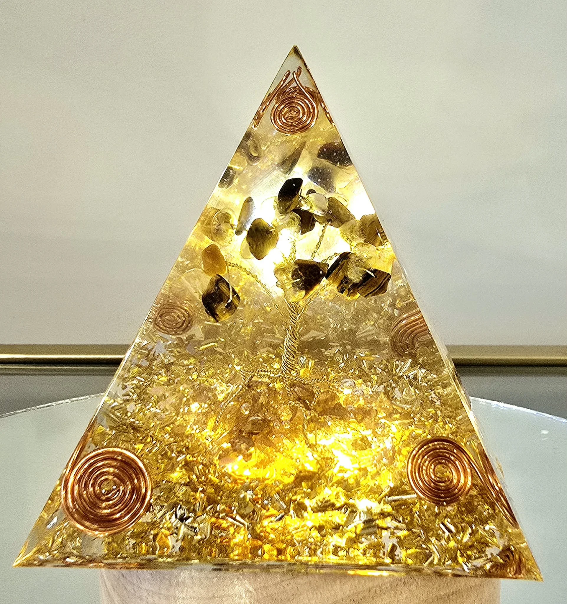 PYRAMIDE-ORGONITE-ARBRE-DE-VIE-OEIL-DE-TIGRE-ET-CITRINE-SUR-BASE-LUMINEUSE-CREATION-COCO-FAZETTE.jpg