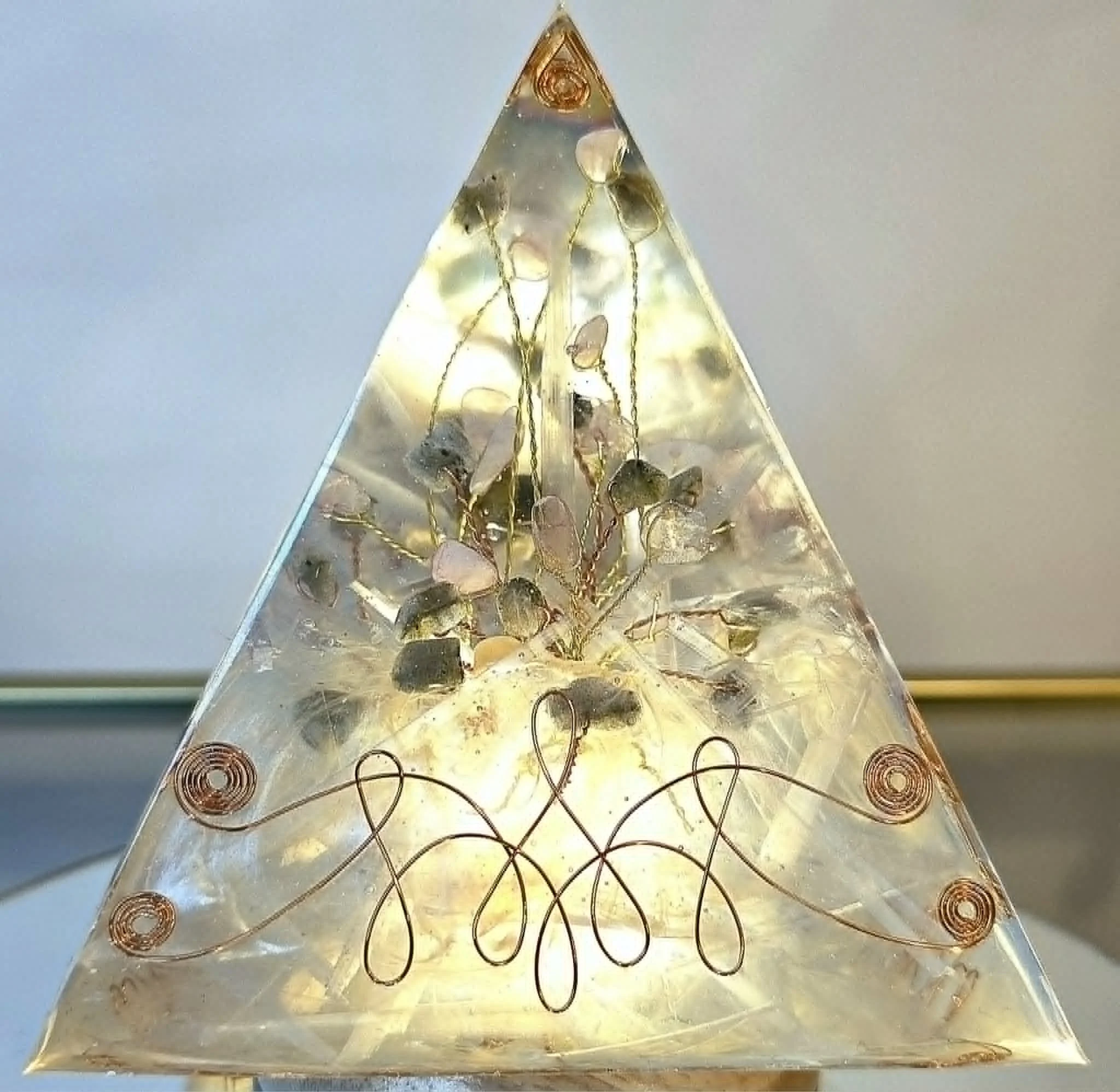 Pyramide Orgonite Quartz Fumé, Quartz Rose et Sélénite.jpg
