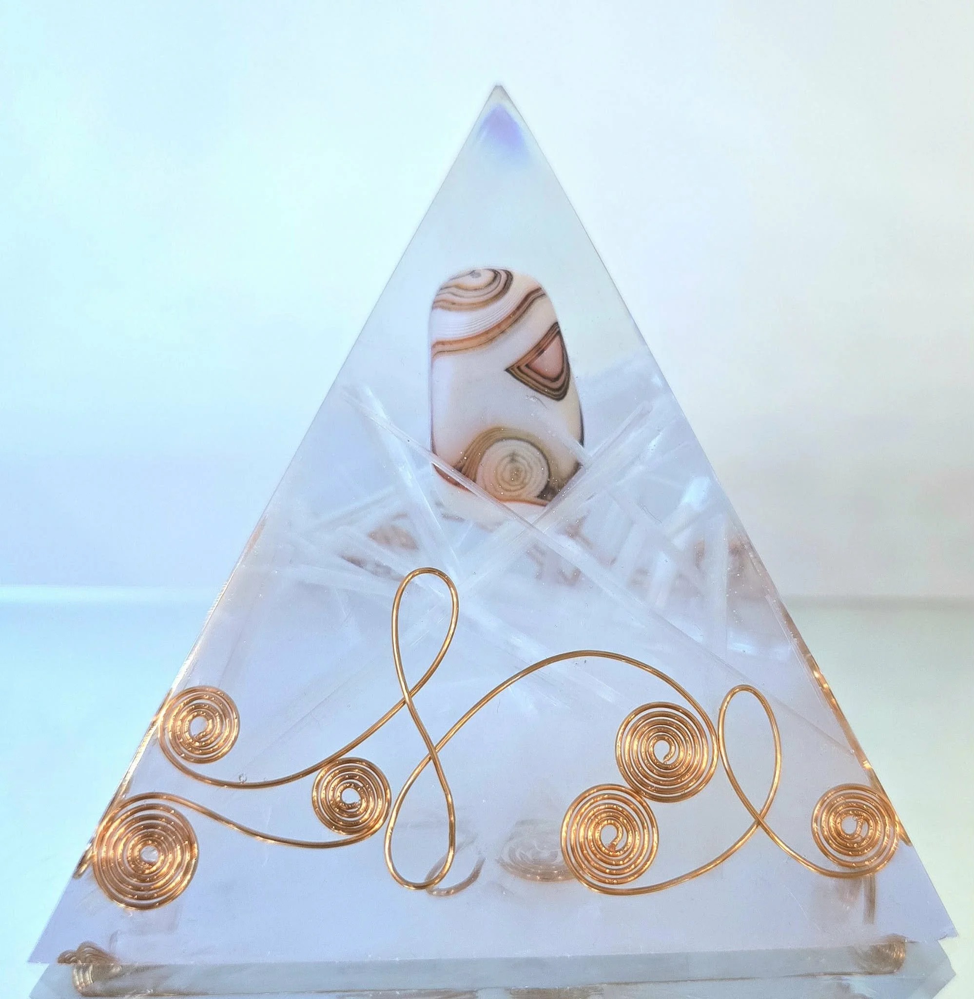 Pyramide Orgonite Le Phare de Sardaigne - Sardonyx et Sélénite - Creation COCO Fazette.jpeg