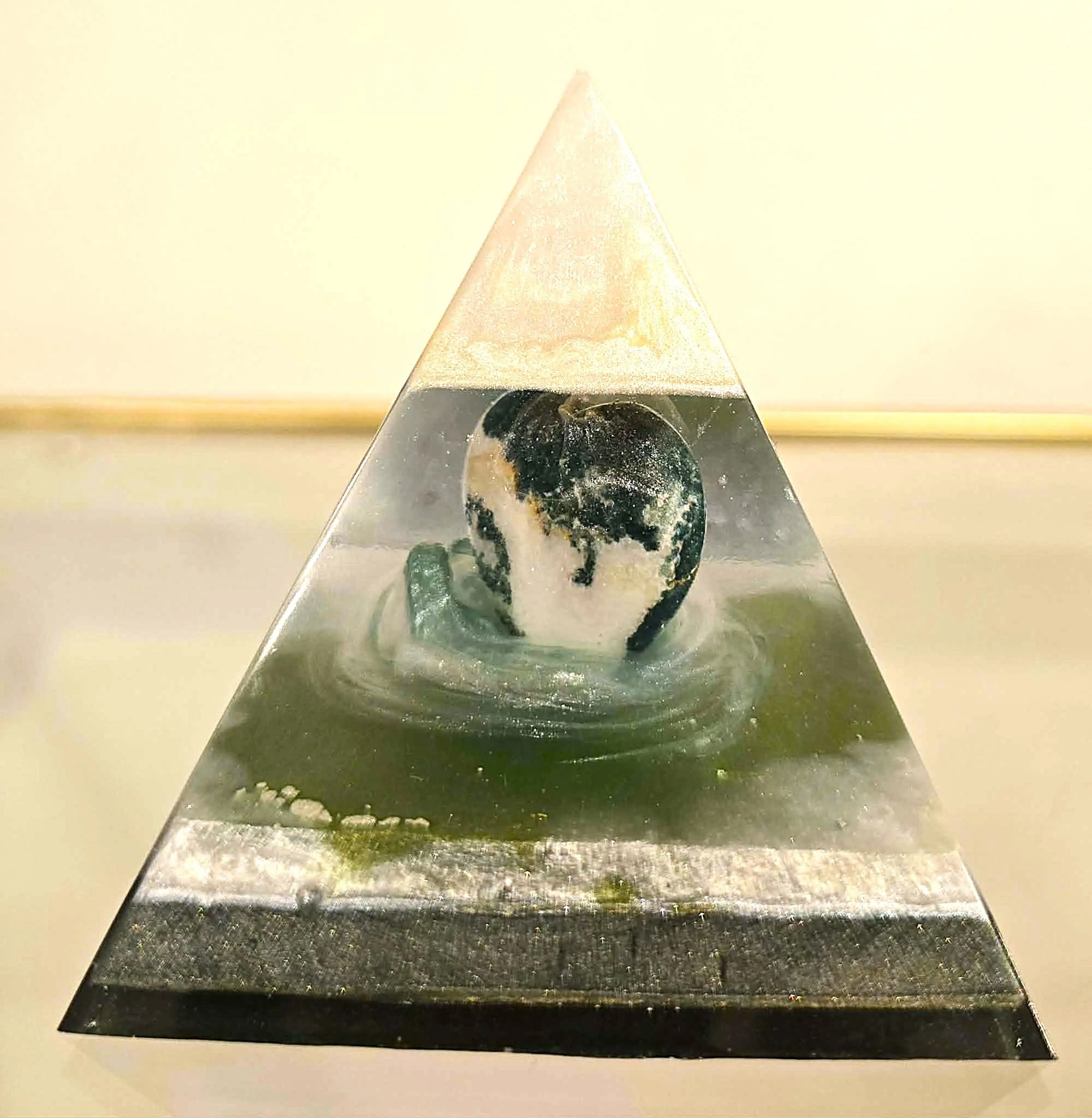 PYRAMIDE-ORGONITE-COEUR-AGATE-MOUSSE-CREATION-COCO-FAZETTE.jpg