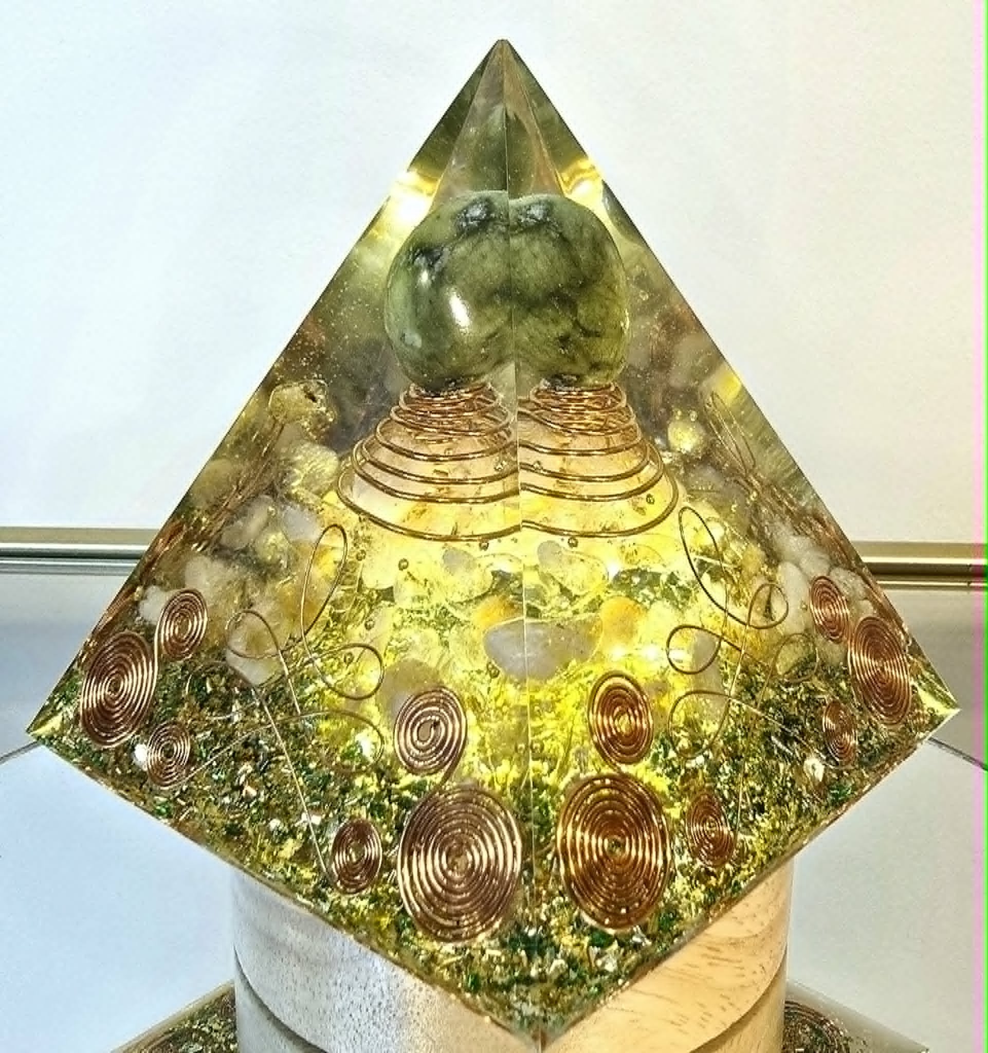 Pyramide Orgonite Jade et Citrine 2.jpg