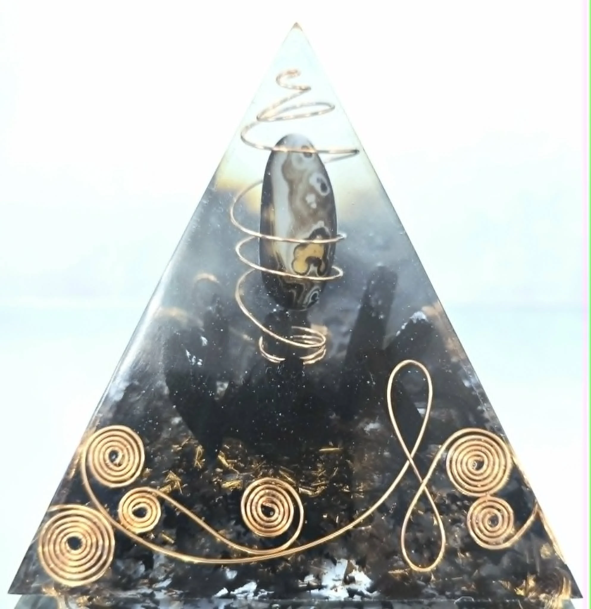 Pyramide Orgonite Sardonyx et tourmaline translucide création COCO Fazette.jpg