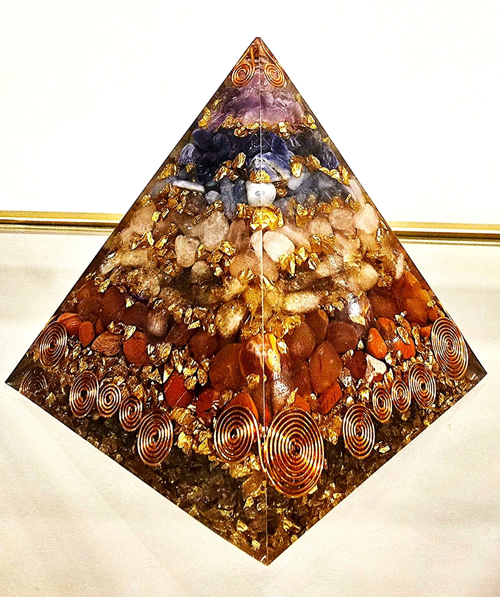 PYRAMIDE-ORGONITE-7-CHAKRAS-VUE-DE-COTE-CREATION-COCO-FAZETTE.jpg