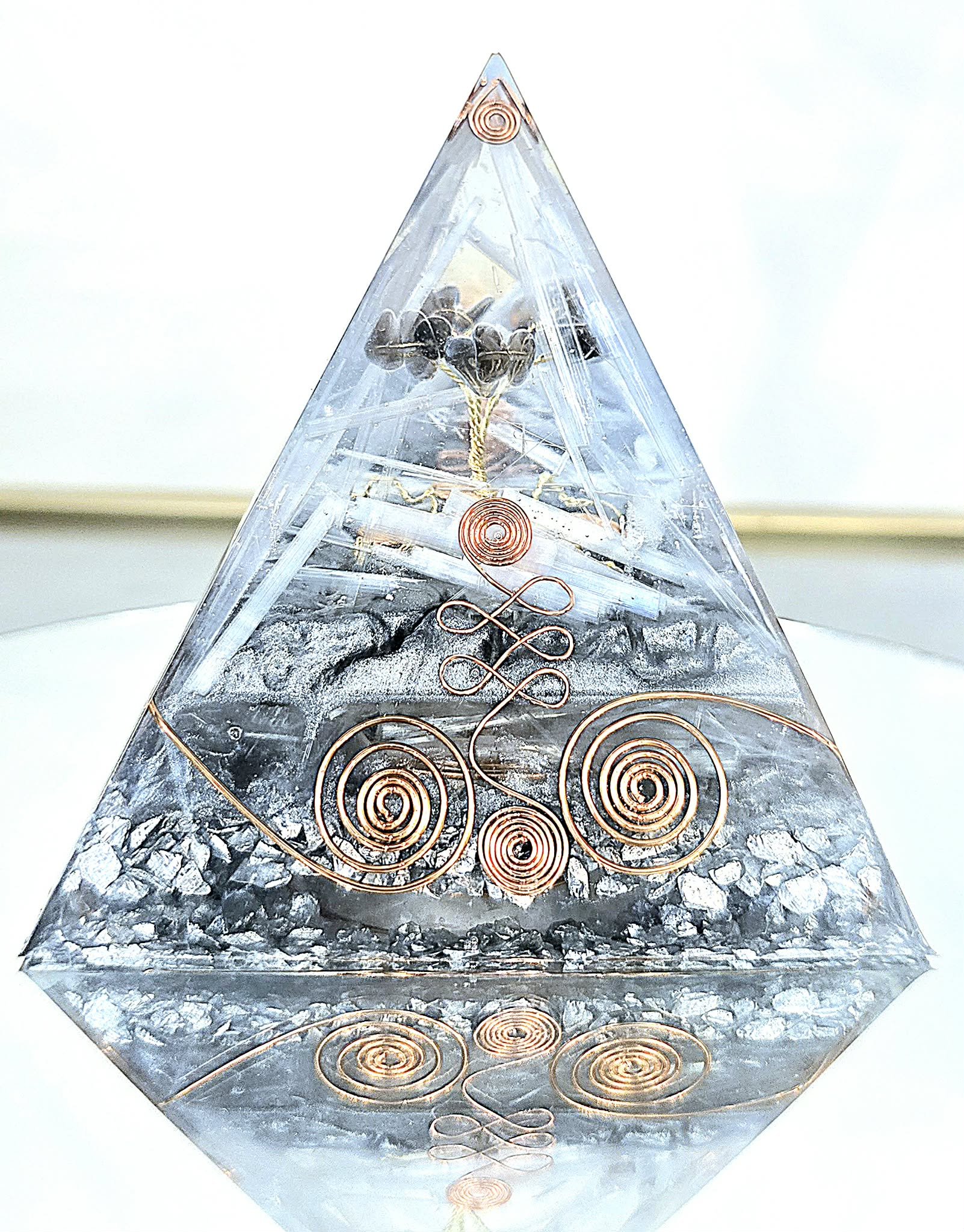 PYRAMIDE-ORGONITE-ARBRE-DE-VIE-ALLIANCE-QUARTZ-FUME-ET-SELENITE-CREATION-COCO-FAZETTE.jpg