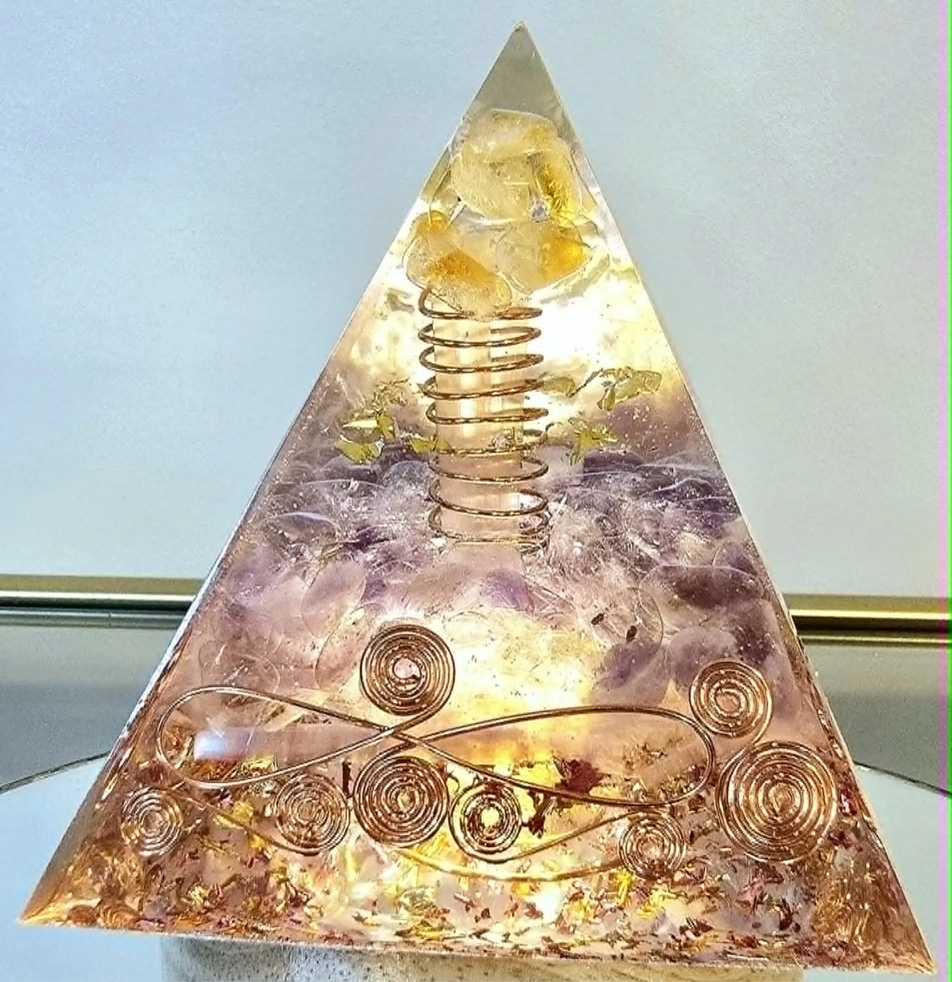 Pyramide Orgonite Améthyste et Citrine Fil de cuivre.jpg