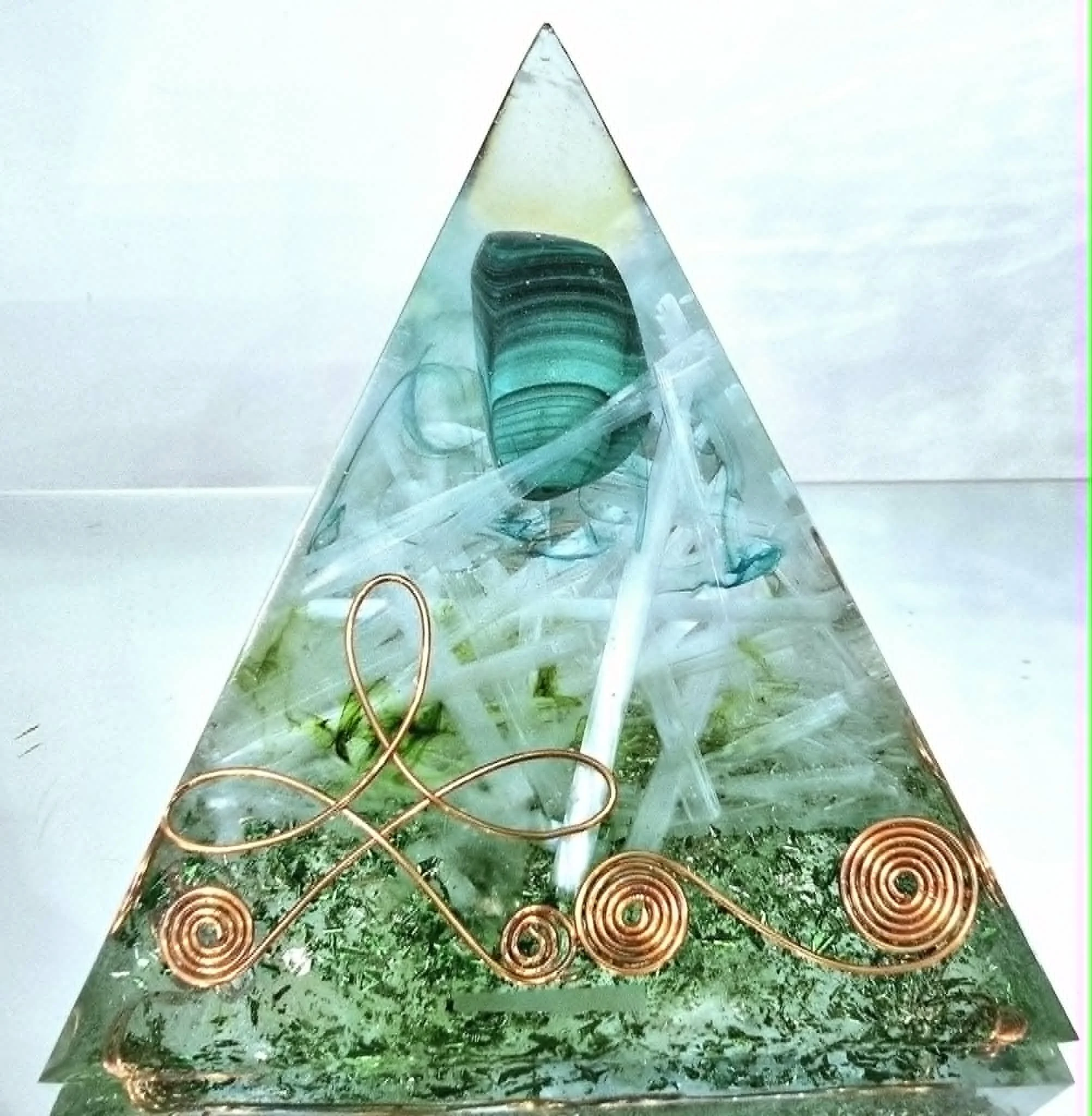 Pyramide Orgonite Énergétique en Malachite et Sélénite "l'Incontournable"