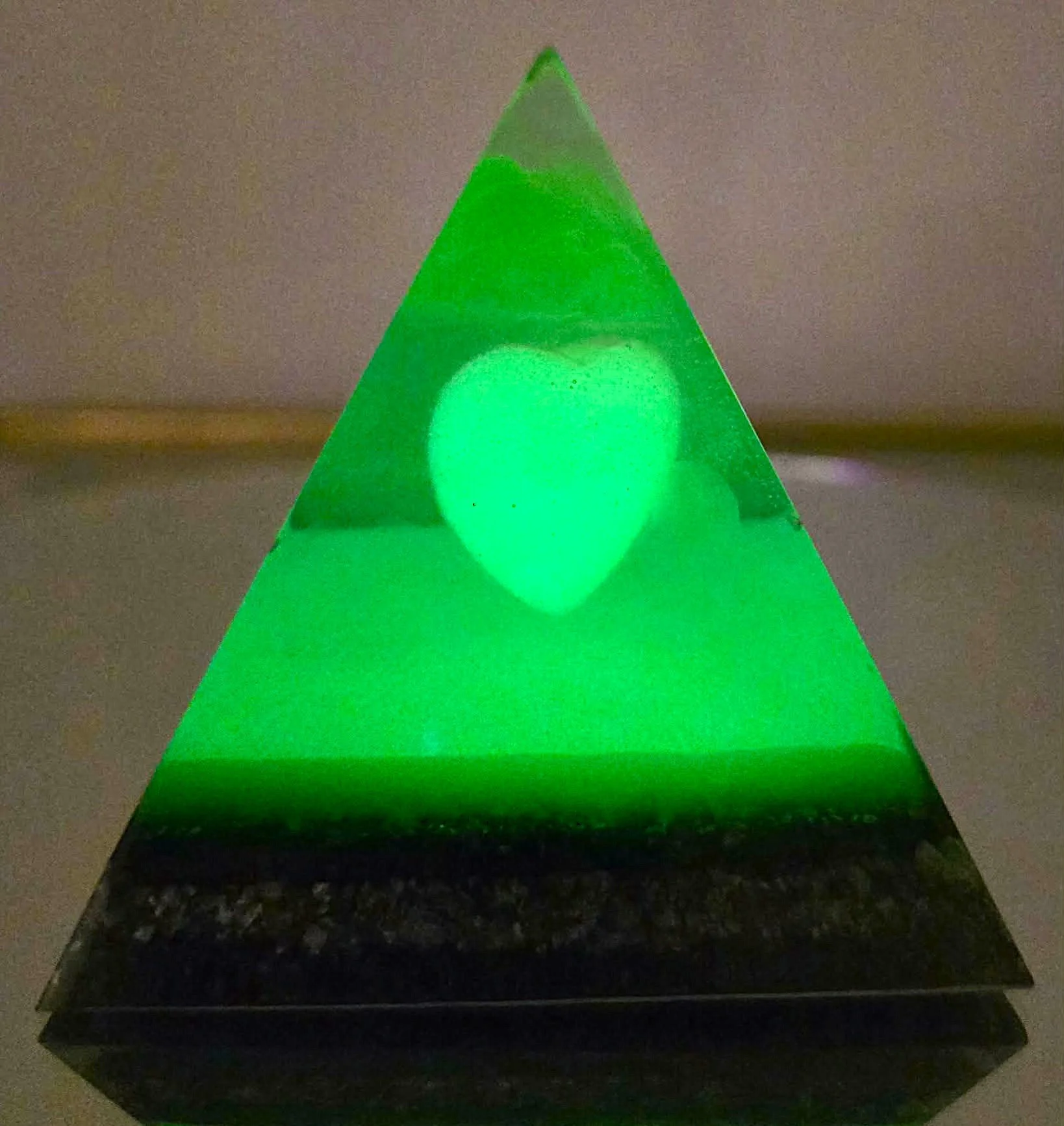 Pyramide-Orgonite-Coeur-Phosphorescente-Vert-dans-le-Noir-CREATION-COCO-FAZETTE.jpg