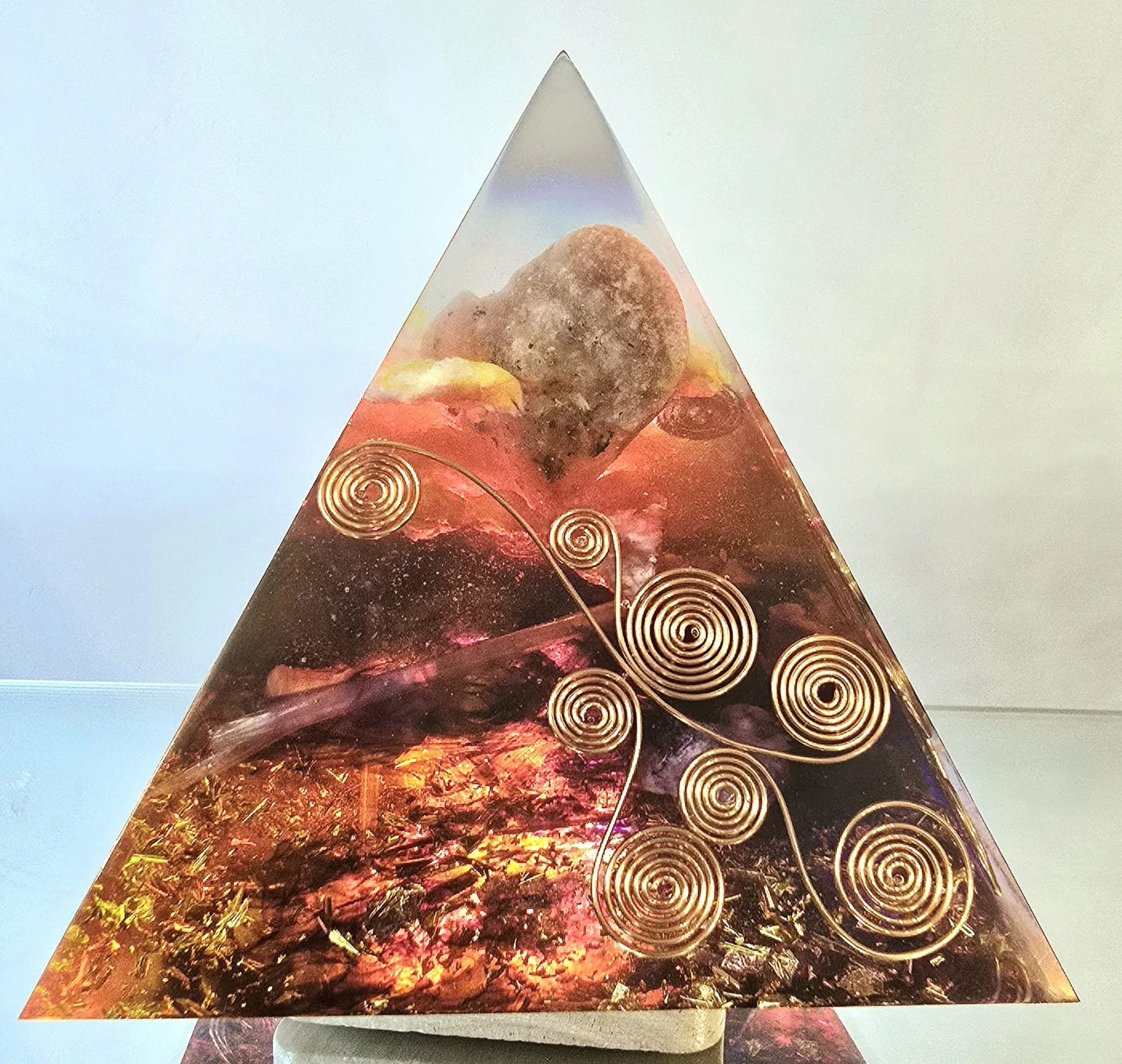 Pyramide Orgonite Énergie Solaire – Pierre de Soleil & Sélénite
