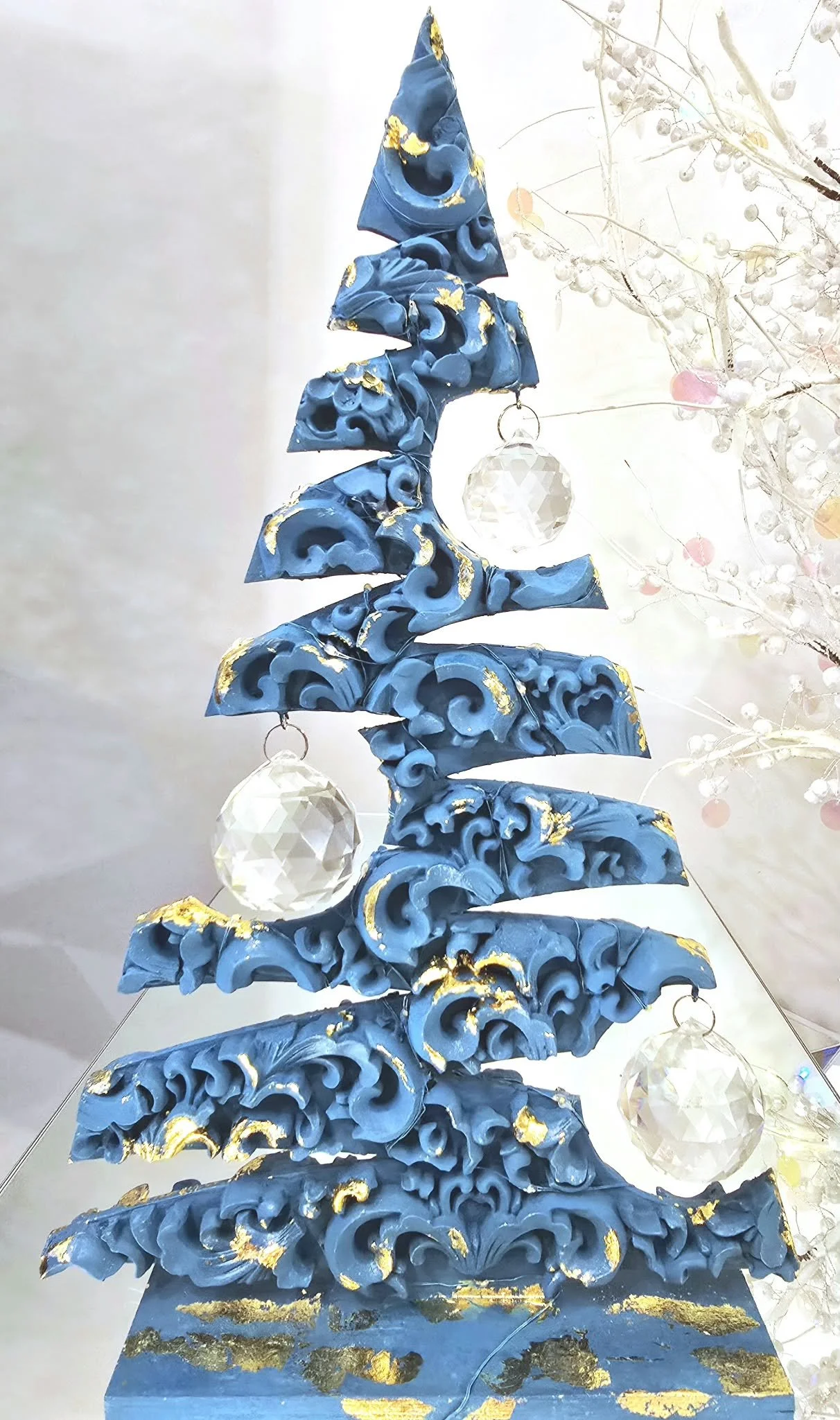 Sapin en bois sculpté à 3 boules Turquoise.jpg