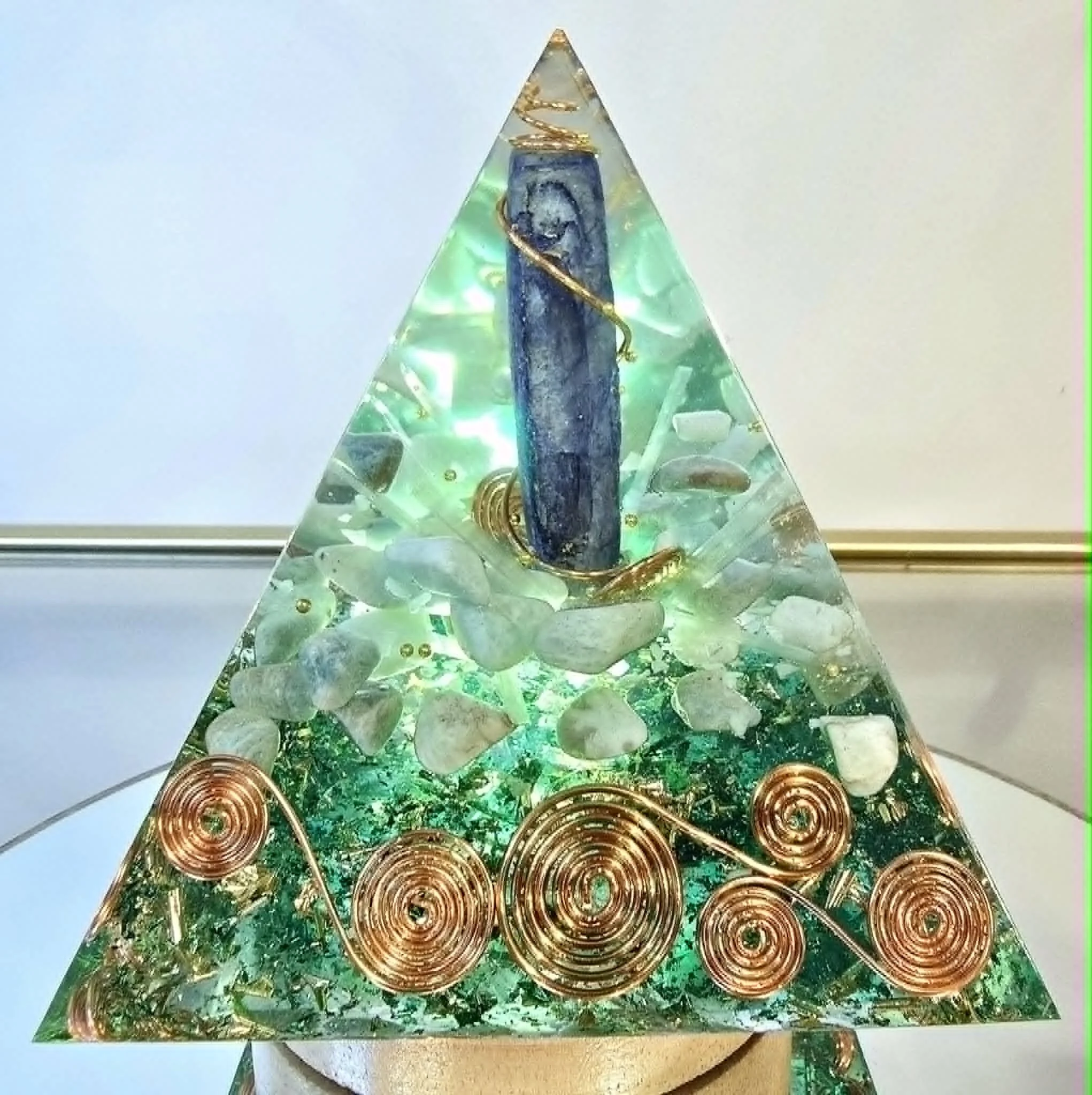 Pyramide Orgonite Aigue marine, Amazonite et Sélénite 4.jpg