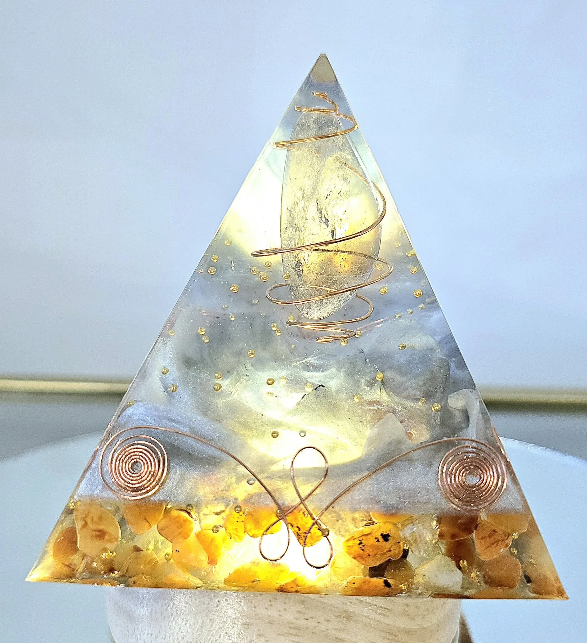 PYRAMIDE-ORGONITE-QUARTRZ-FUME-CORALINE-CITINE-SUR-BASE-LUMINEUSE-CREATION-COCO-FAZETTE.jpg