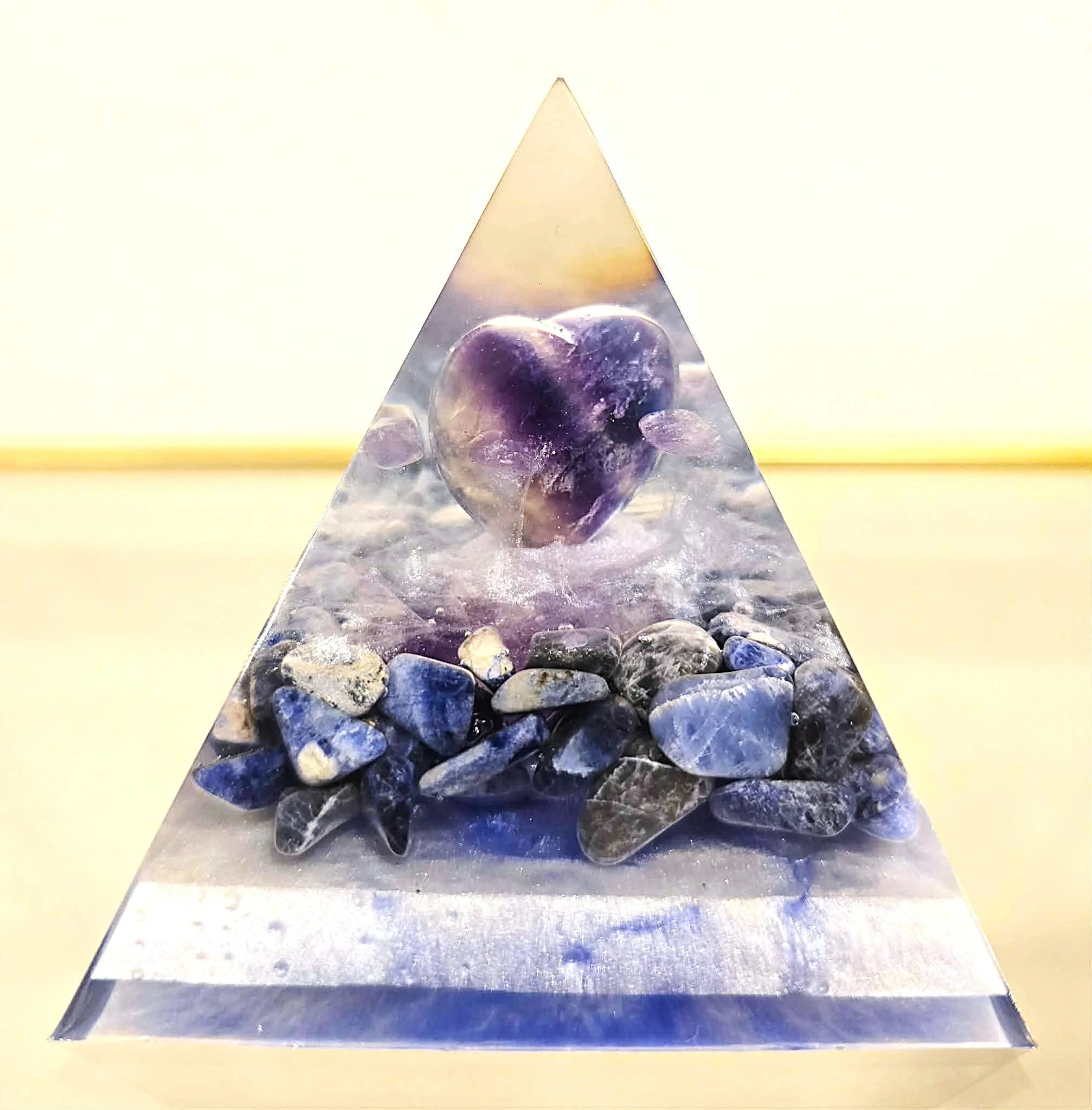 Pyramide Orgonite "Cœur de Sérénité Royale" Fluorite & Lapis-Lazuli