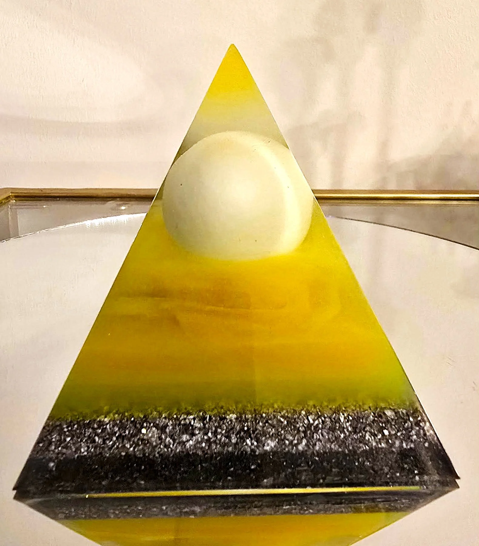Pyramide-Orgonite-Jaune-Boule-Phosphorescente-Creation-COCO-Fazette.jpg