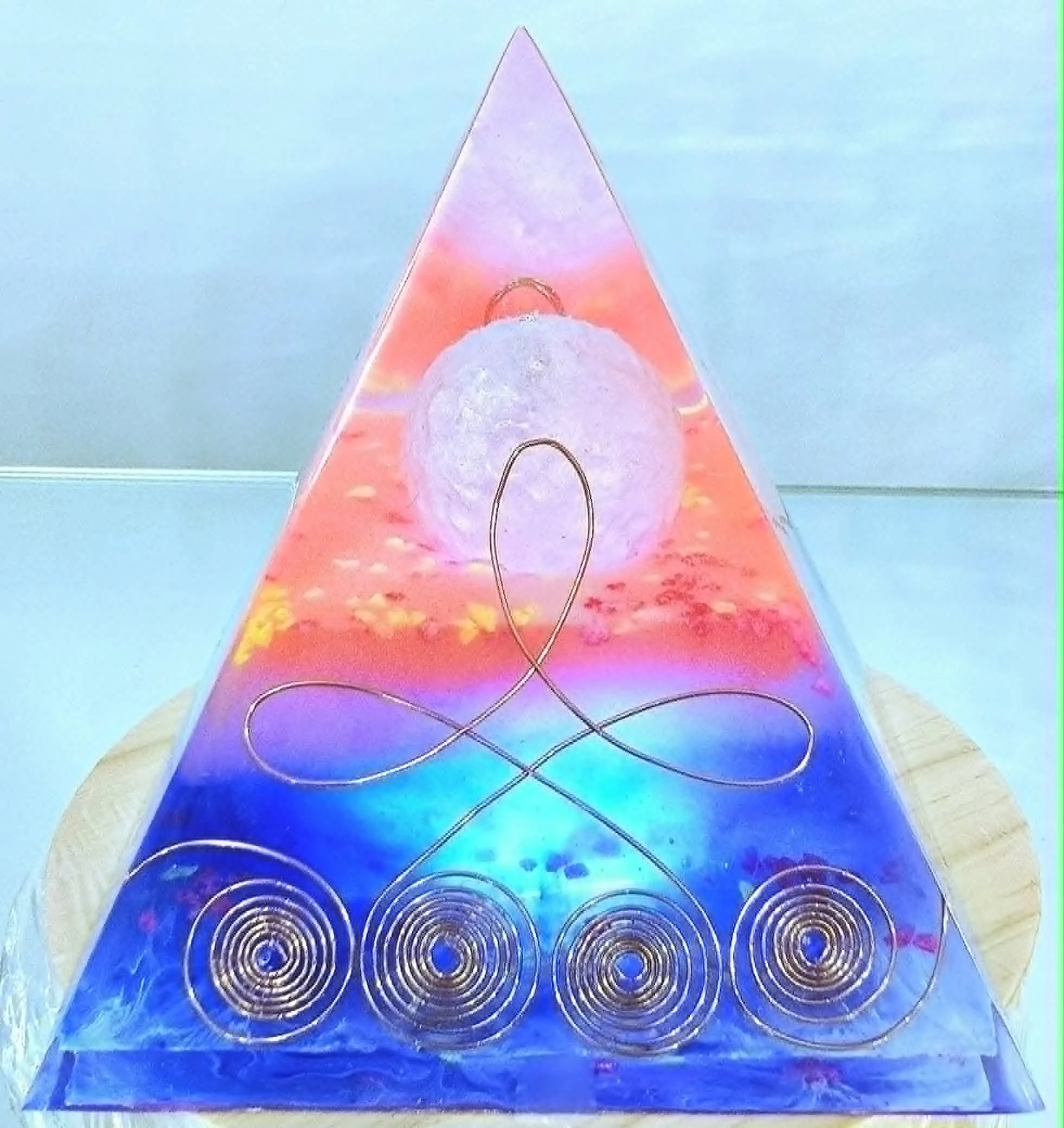 Pyramide Orgonite Pierre de lune translucide création COCO Fazette.jpg