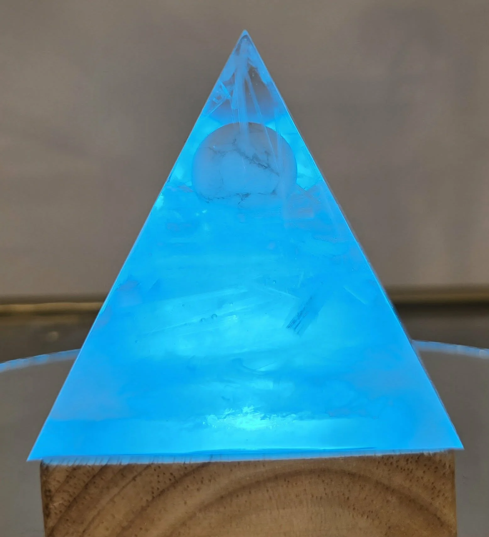 Pyramide-Orgonite-Howlite-et-Selenite-Illuminee-4-Creation-COCO-Fazette.jpg