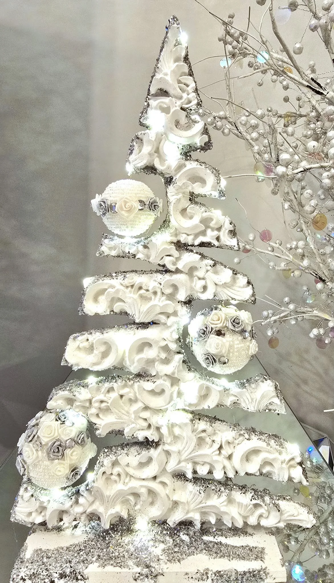 Sapin en bois sculpté à 3 boules illuminé Neige.jpg