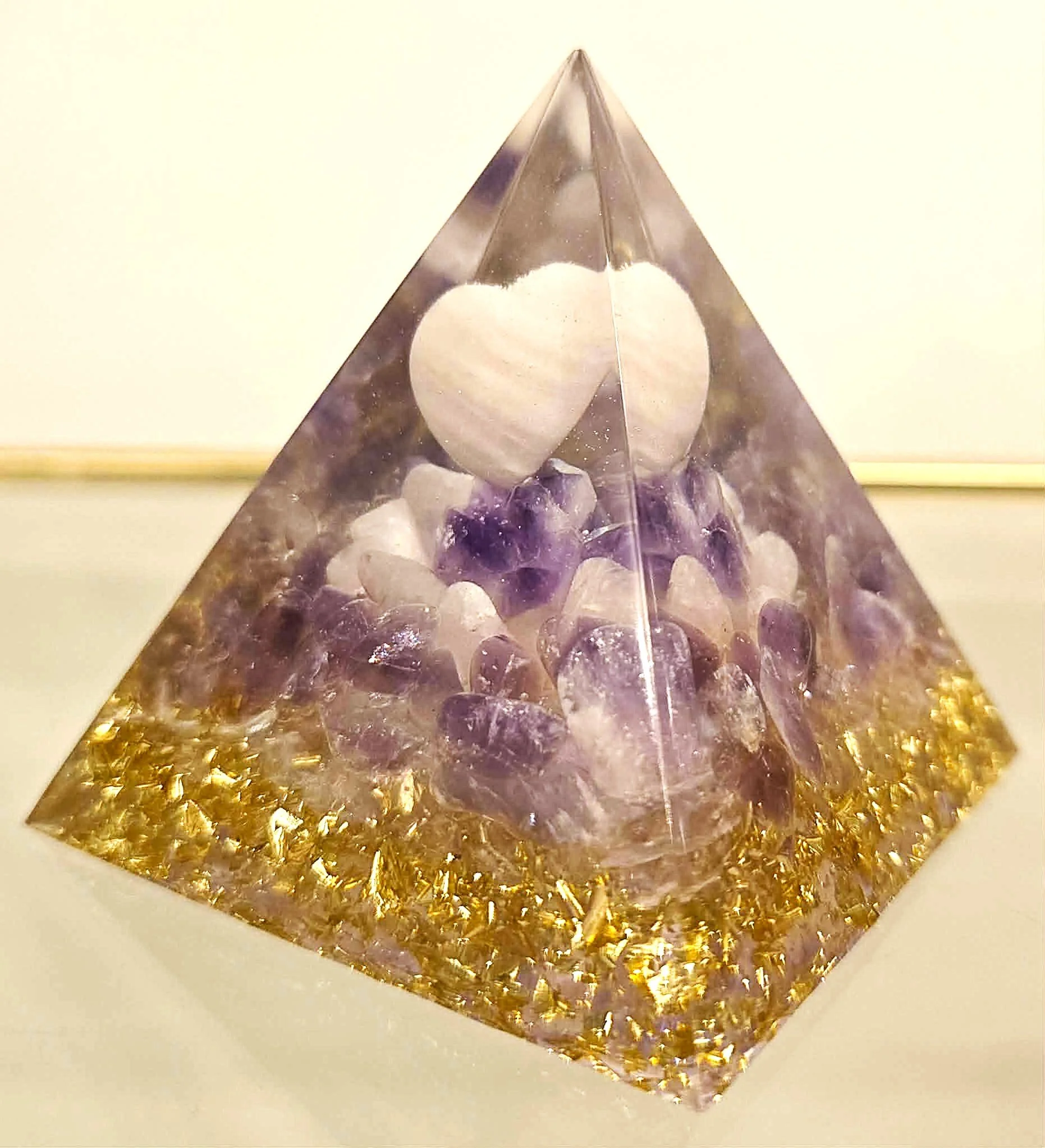 PYRAMIDE-ORGONITE-COEUR-DE-QUARTZ-ROSE-SUR-LIT-D-AMETHYSTE-VUE-DE-COTE-CREATION-COCO-FAZETTE.jpg