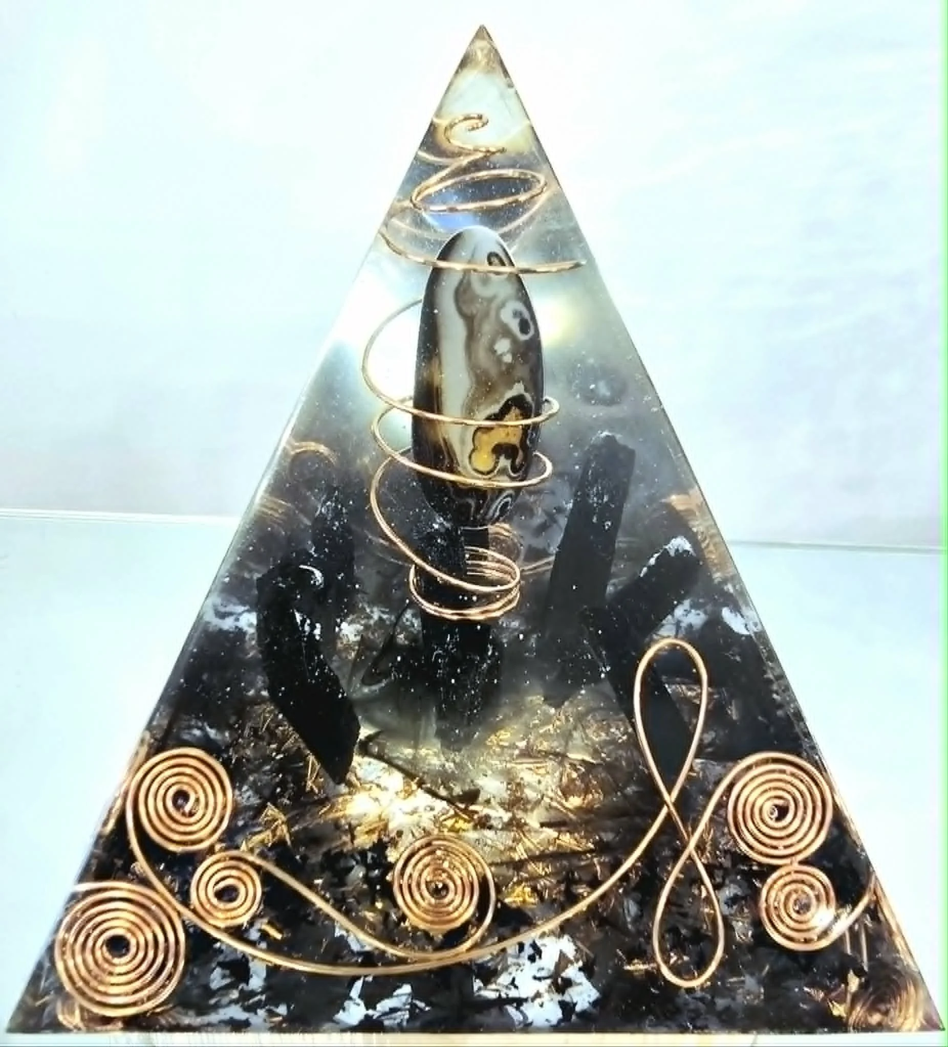 Pyramide Orgonite Sardonyx et tourmaline création COCO Fazette.jpg