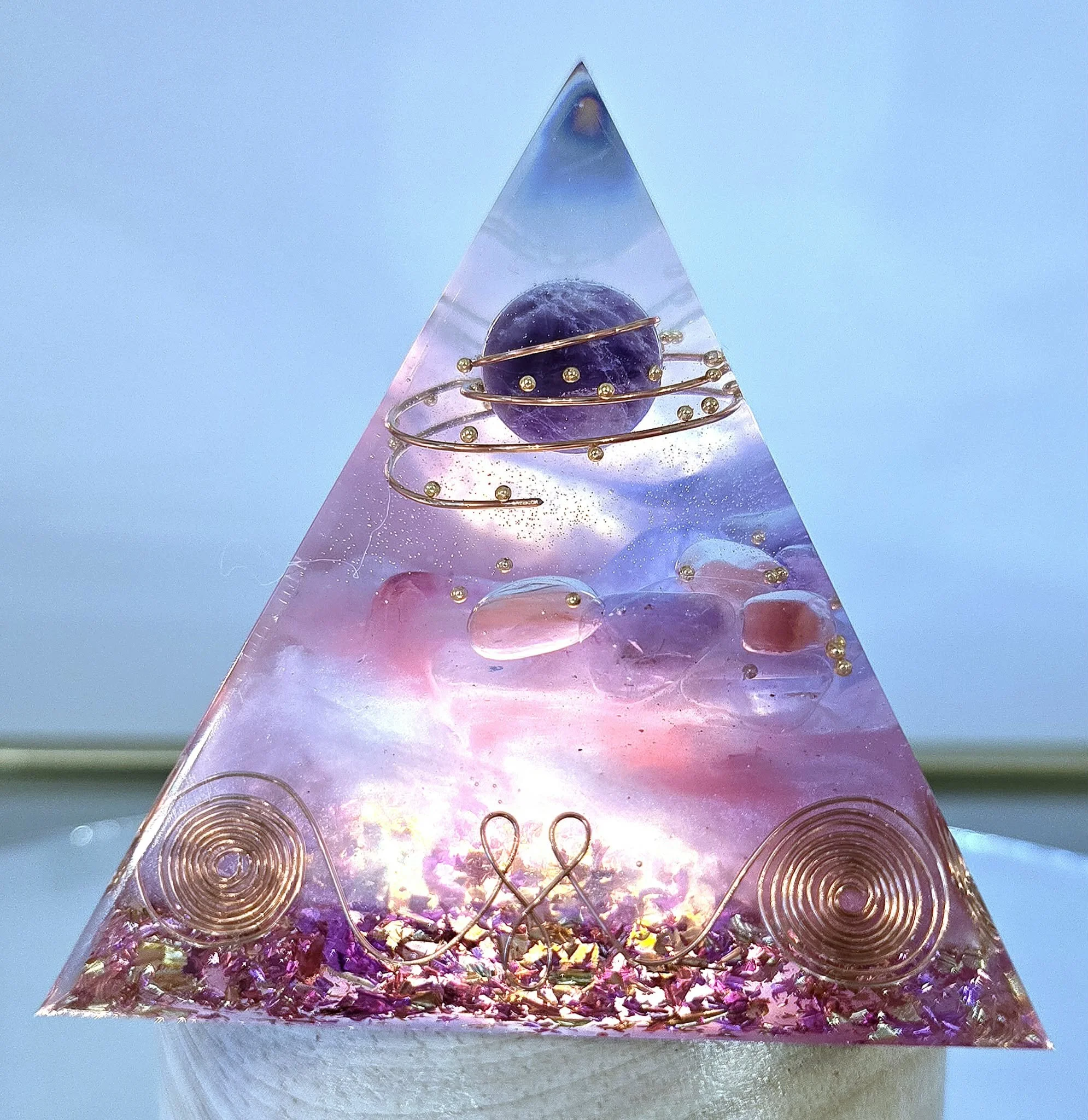 PYRAMIDE-ORGONITE-AMETHYSTE-ET-QUARTZ-ROSE-ILLUMINEE-CREATION-COCO-FAZETTE.jpg