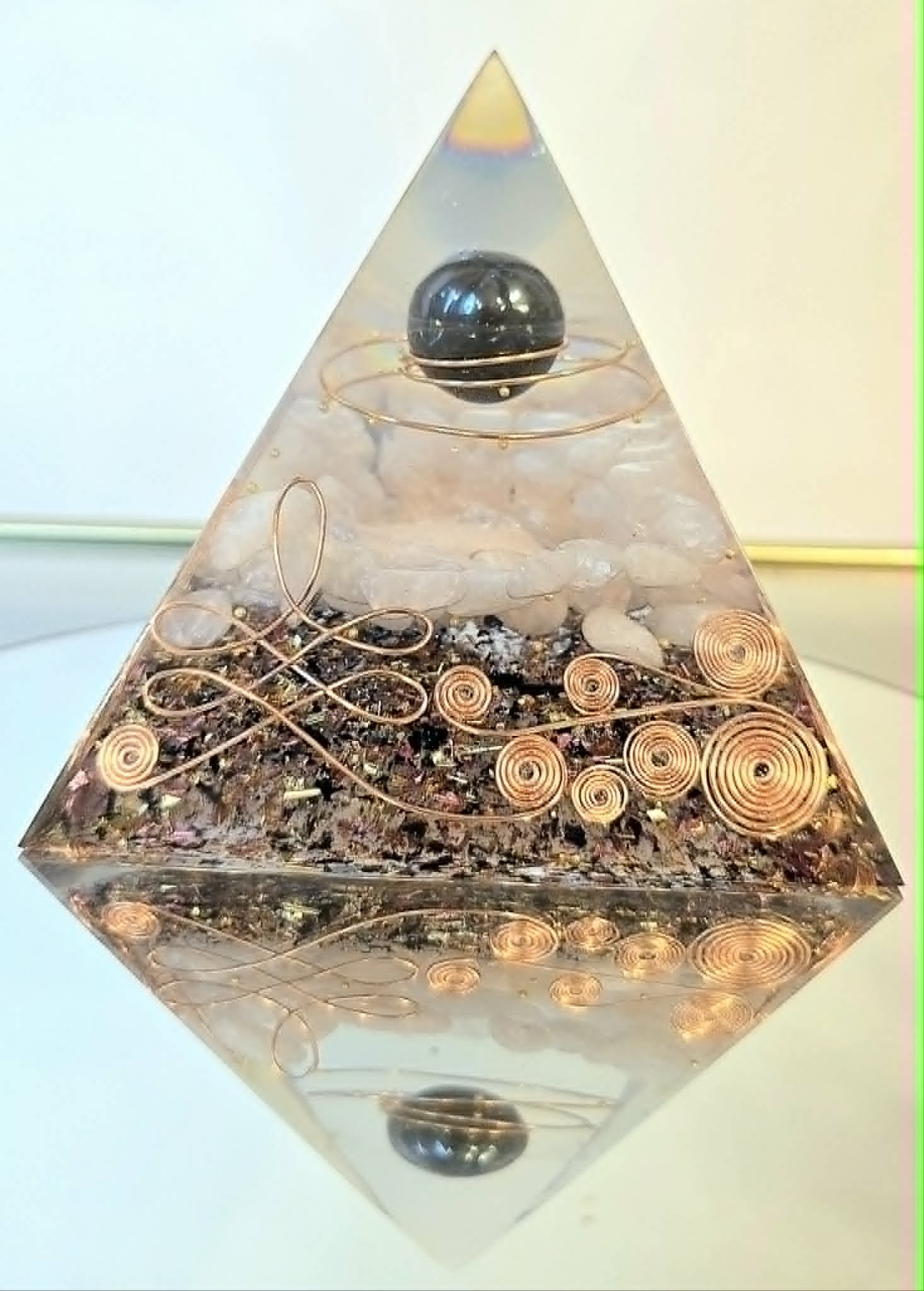 Pyramide Orgonite Hématite et Quartz Rose 2.jpg