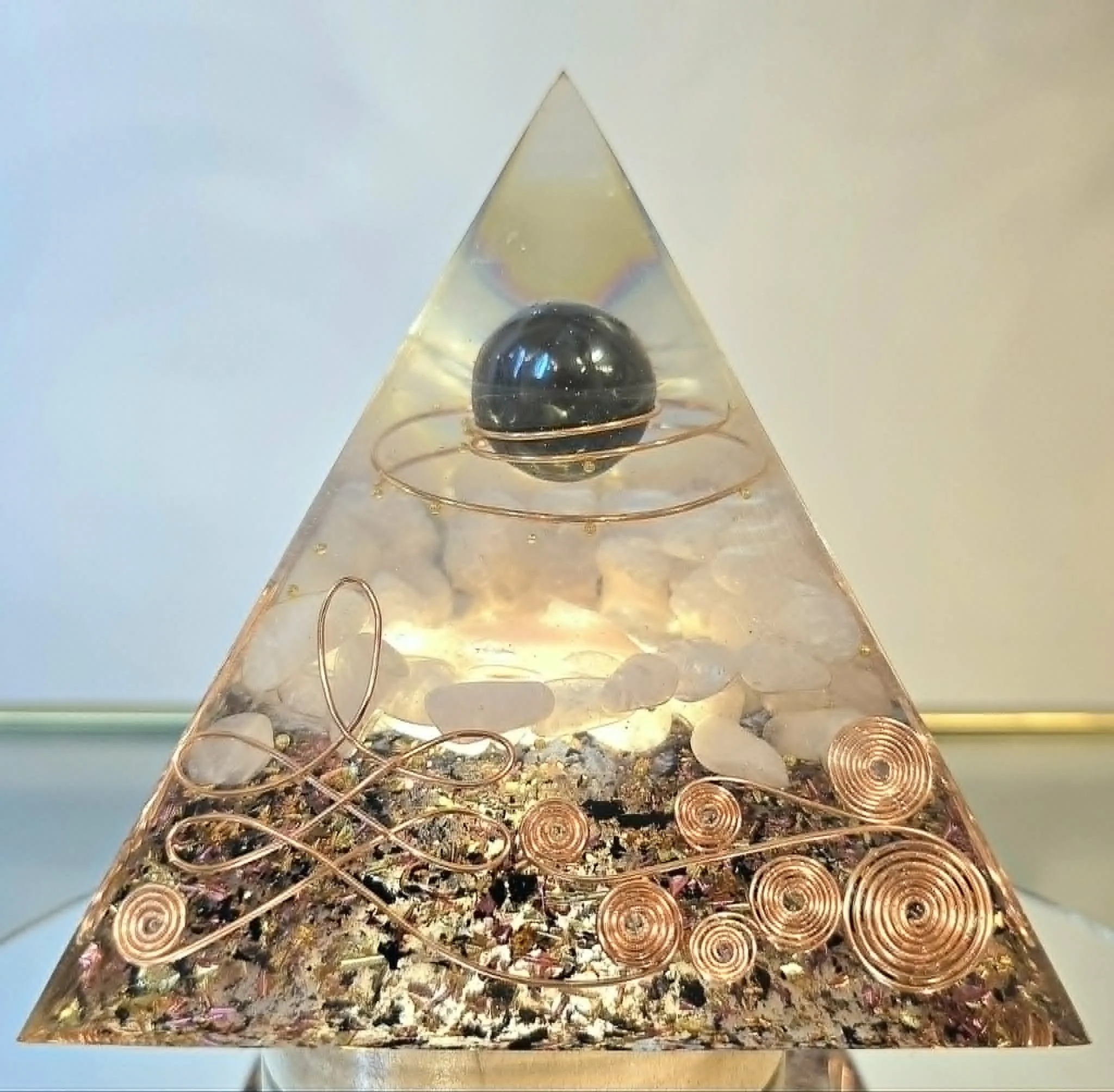 Pyramide Orgonite Hématite et Quartz Rose.jpg